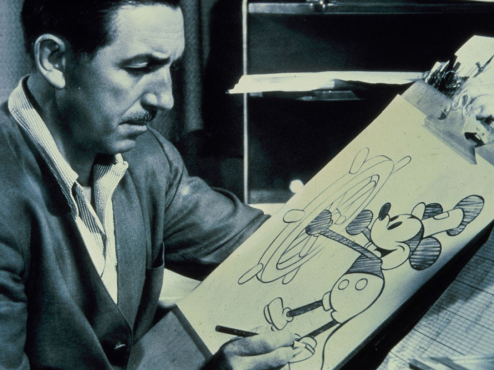 Walt Disney dessinant le personnage de MIckey.