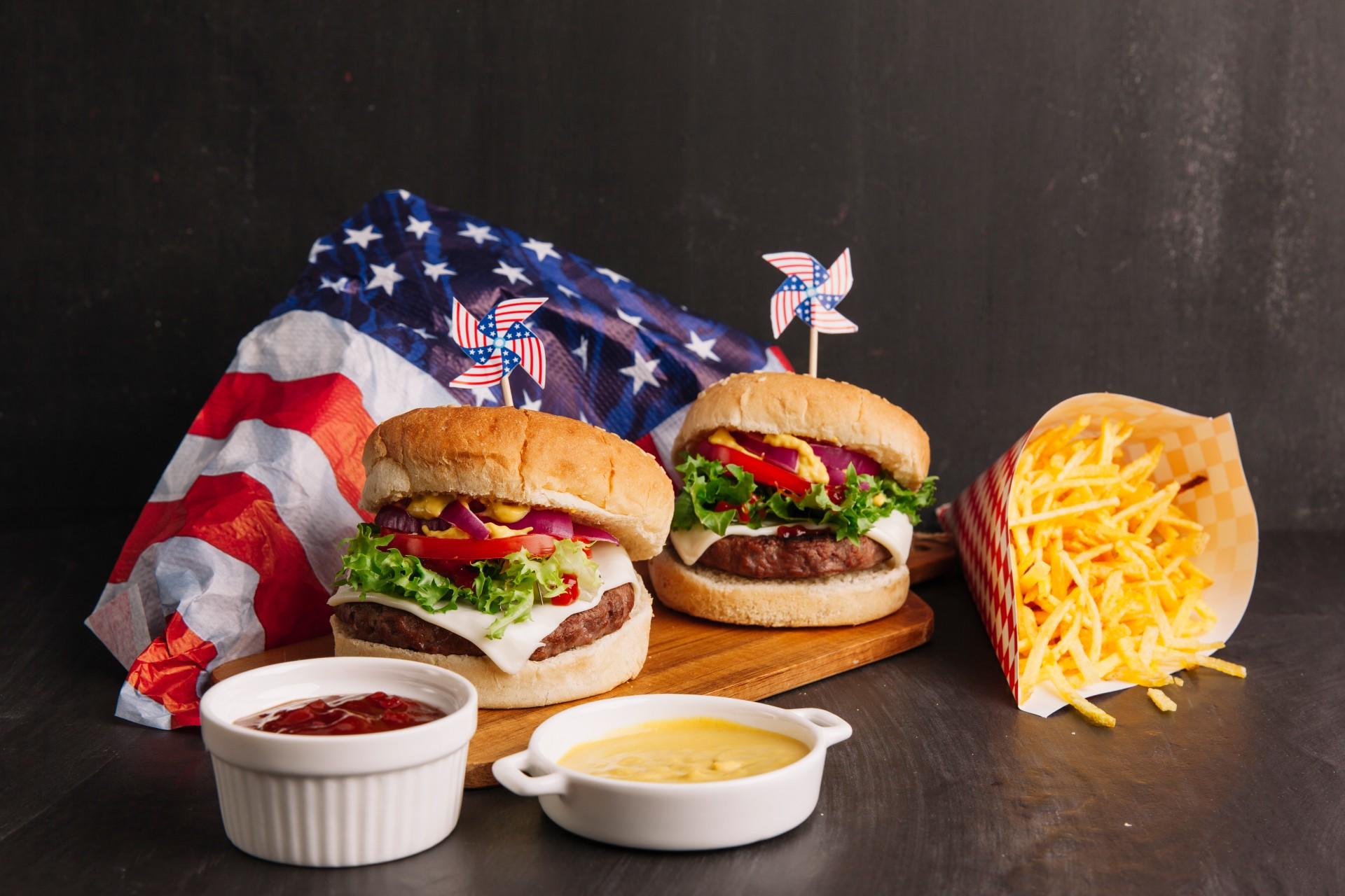 Hamburgers avec frites et drapeau américain