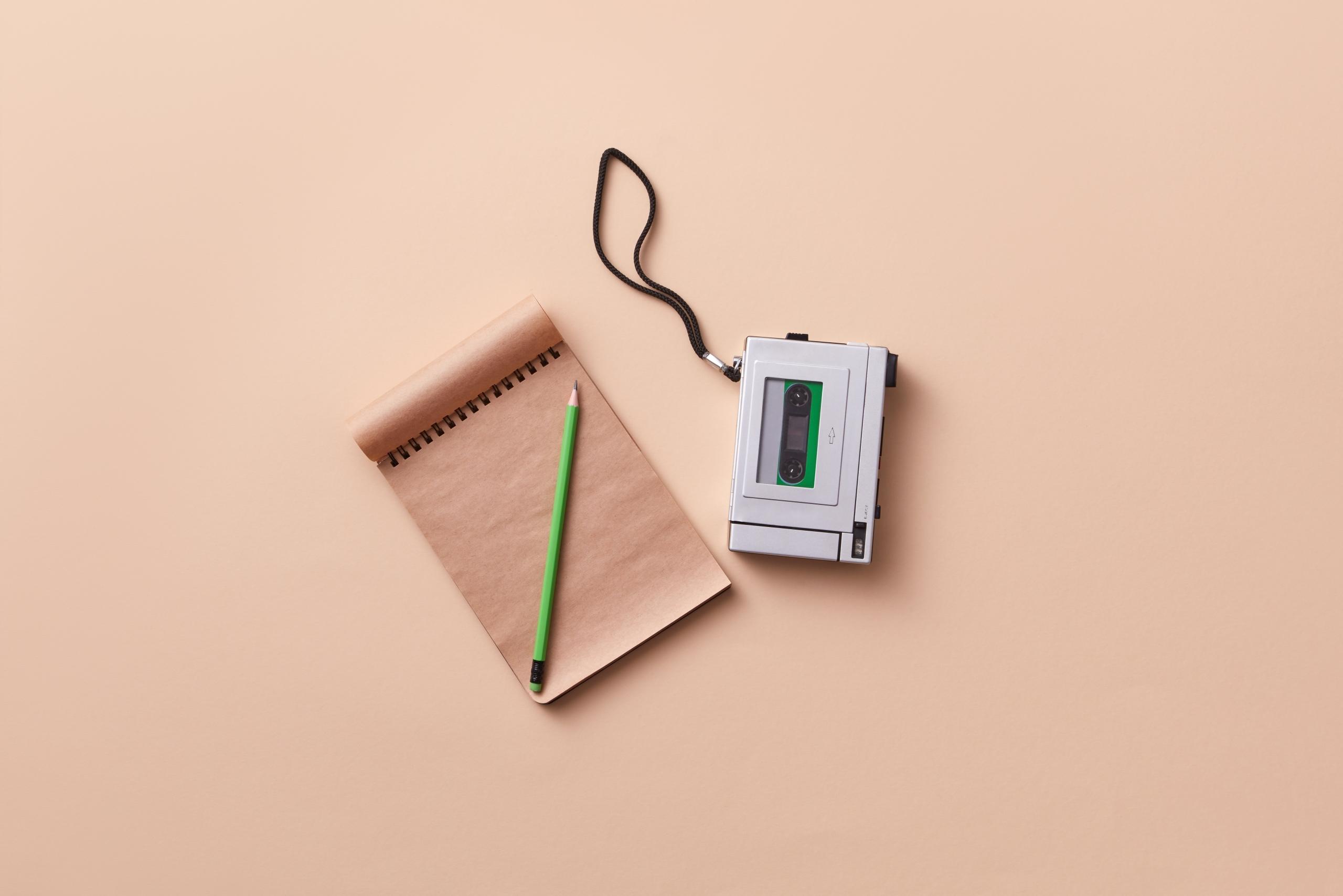 dictaphone et bloc note