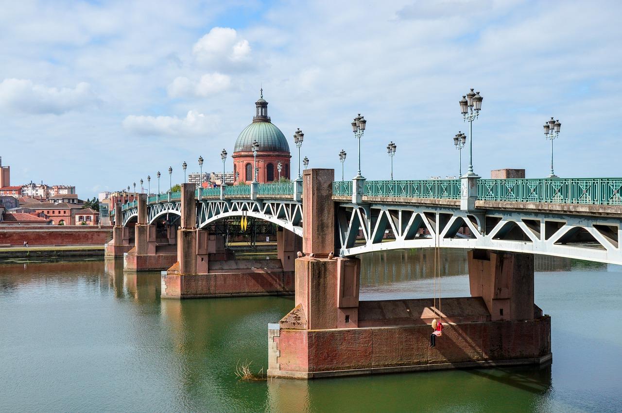 Pont Neuf de Toulouse qui passe sur la Garonne.