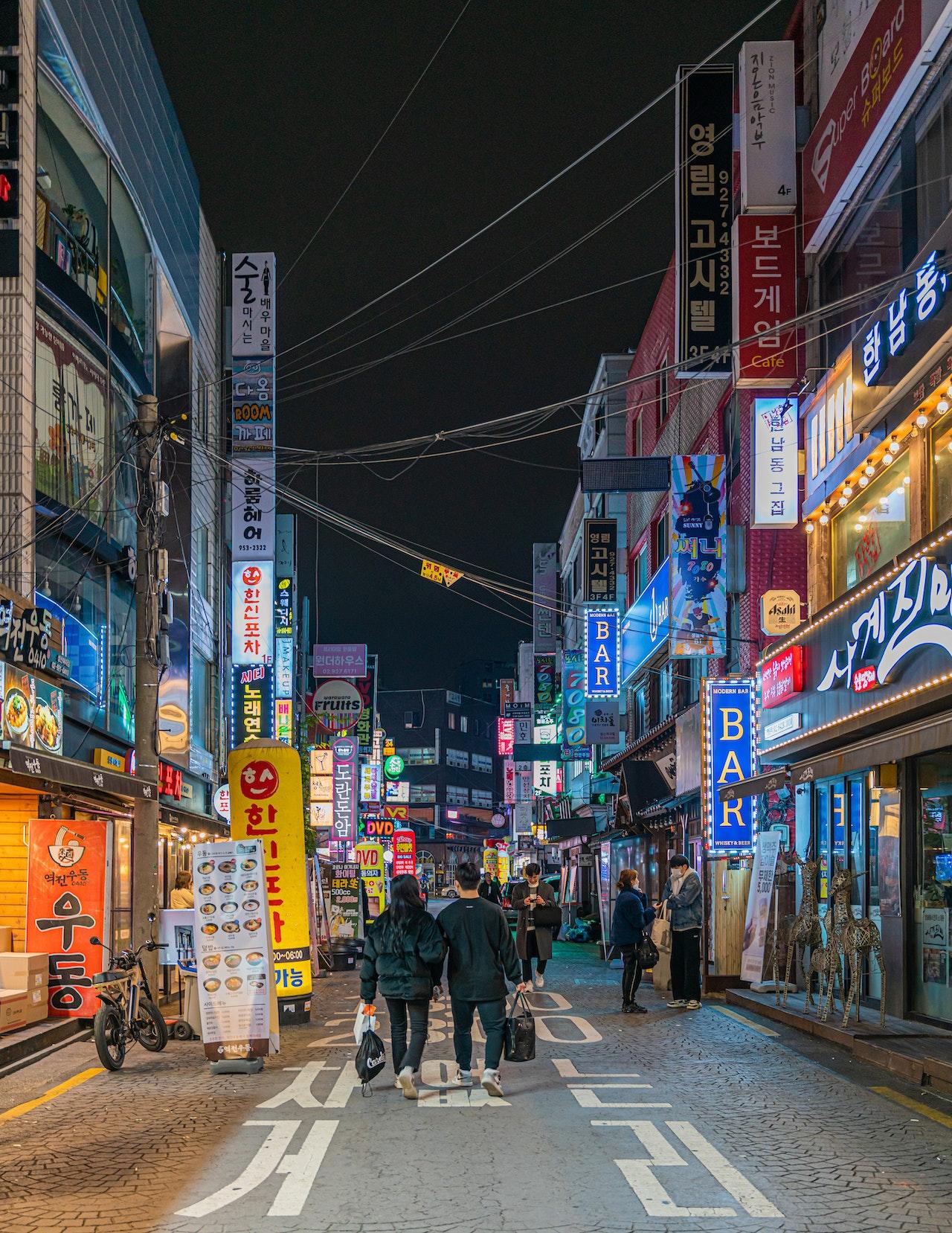 Rues de Séoul avec des panneaux lumineux écrits en coréen.