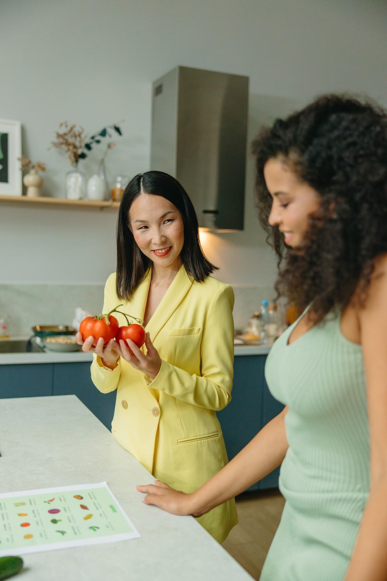 Deux jeunes femmes en train de parler de cuisine.