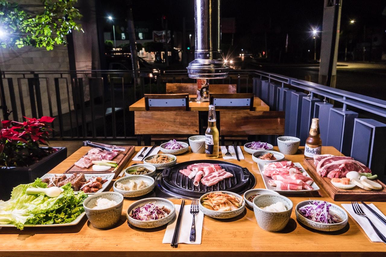 Restaurant coréen avec des plats coréens présentés sur une table.