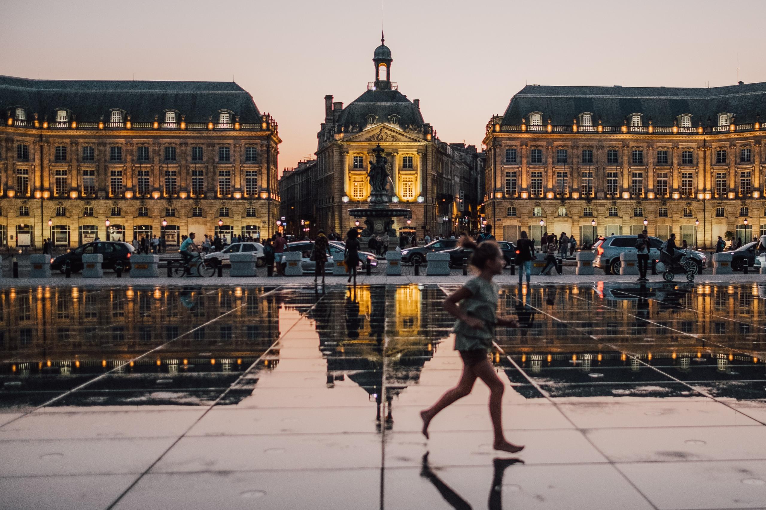 La place la plus célèbre de Bordeaux, pour apprendre le coréen.