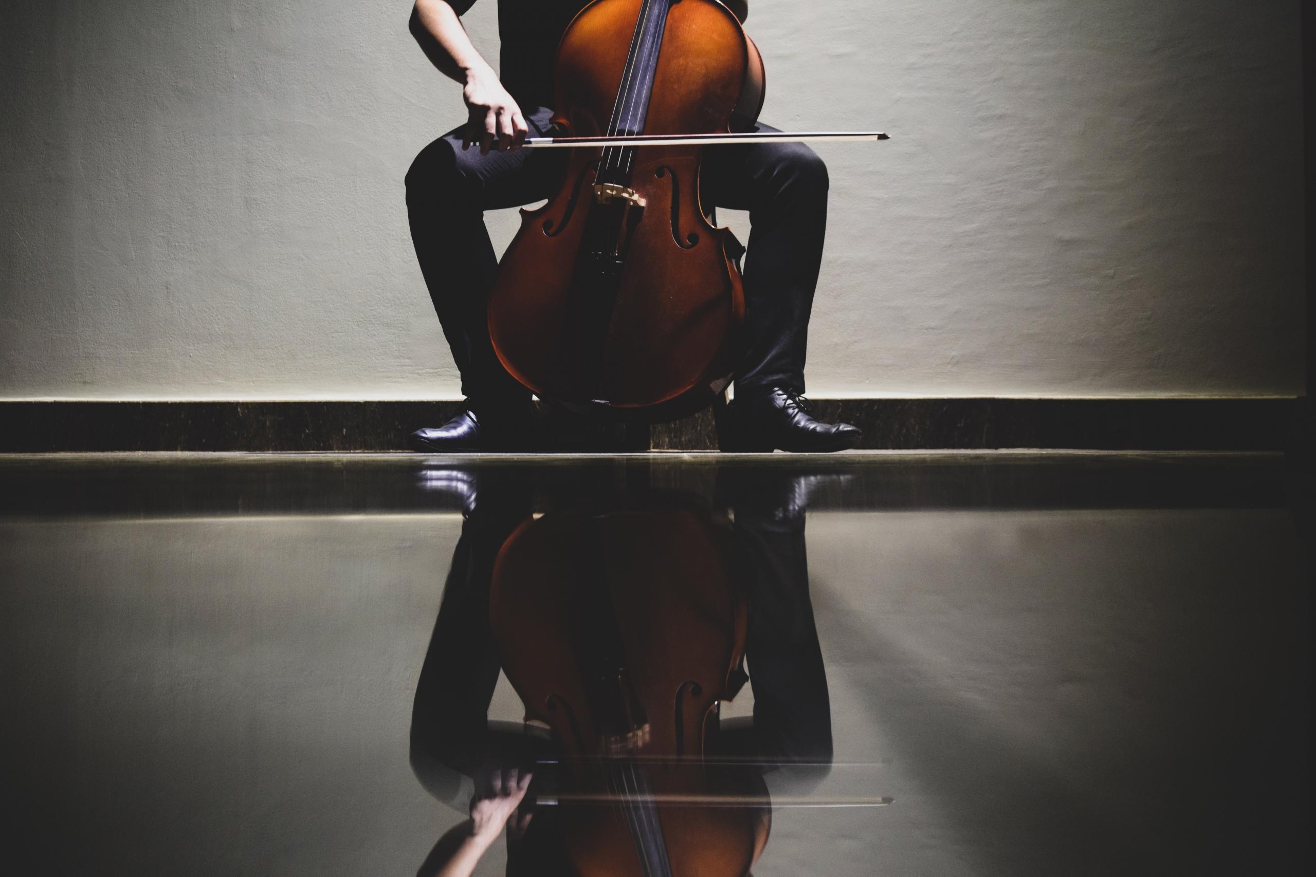 Un homme jouant du violoncelle