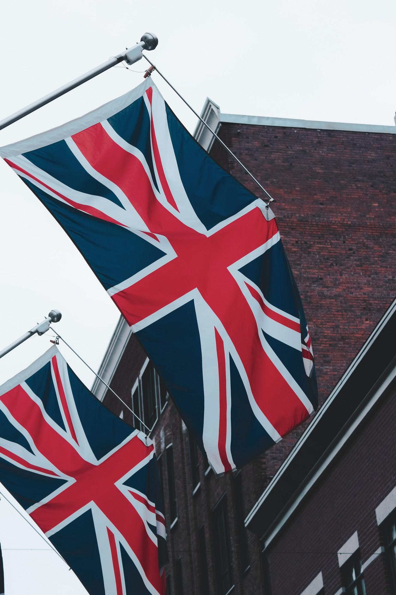 Le drapeau anglais qui flotte sur une façade de batiment.