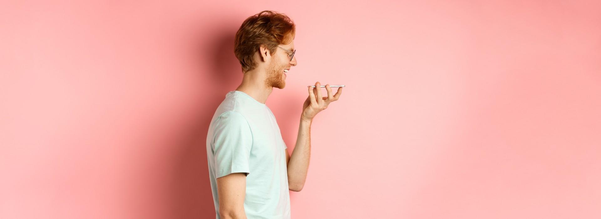 Jeune homme qui s'enregistre dans son smartphone.