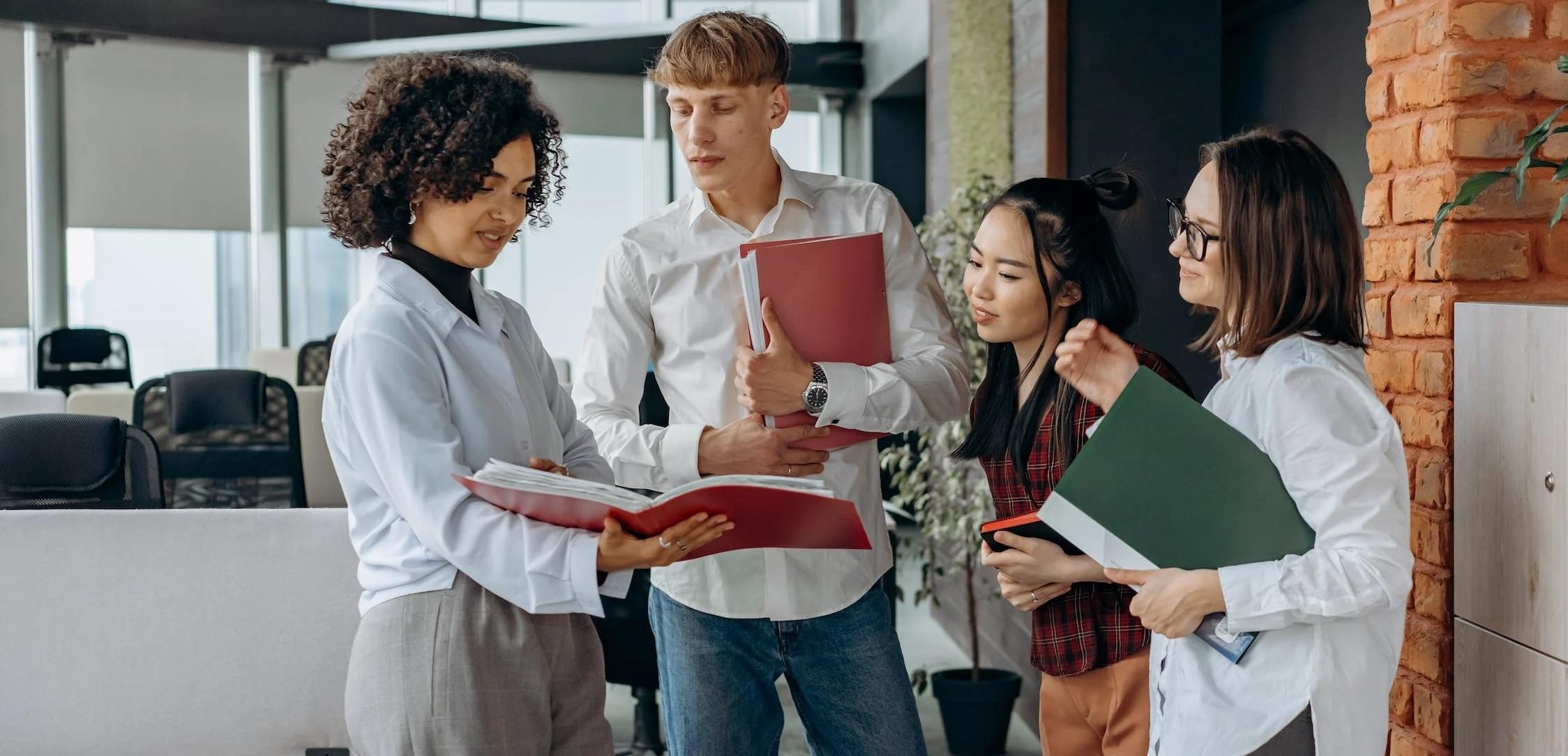 Des élèves en STMG préparent le bac.