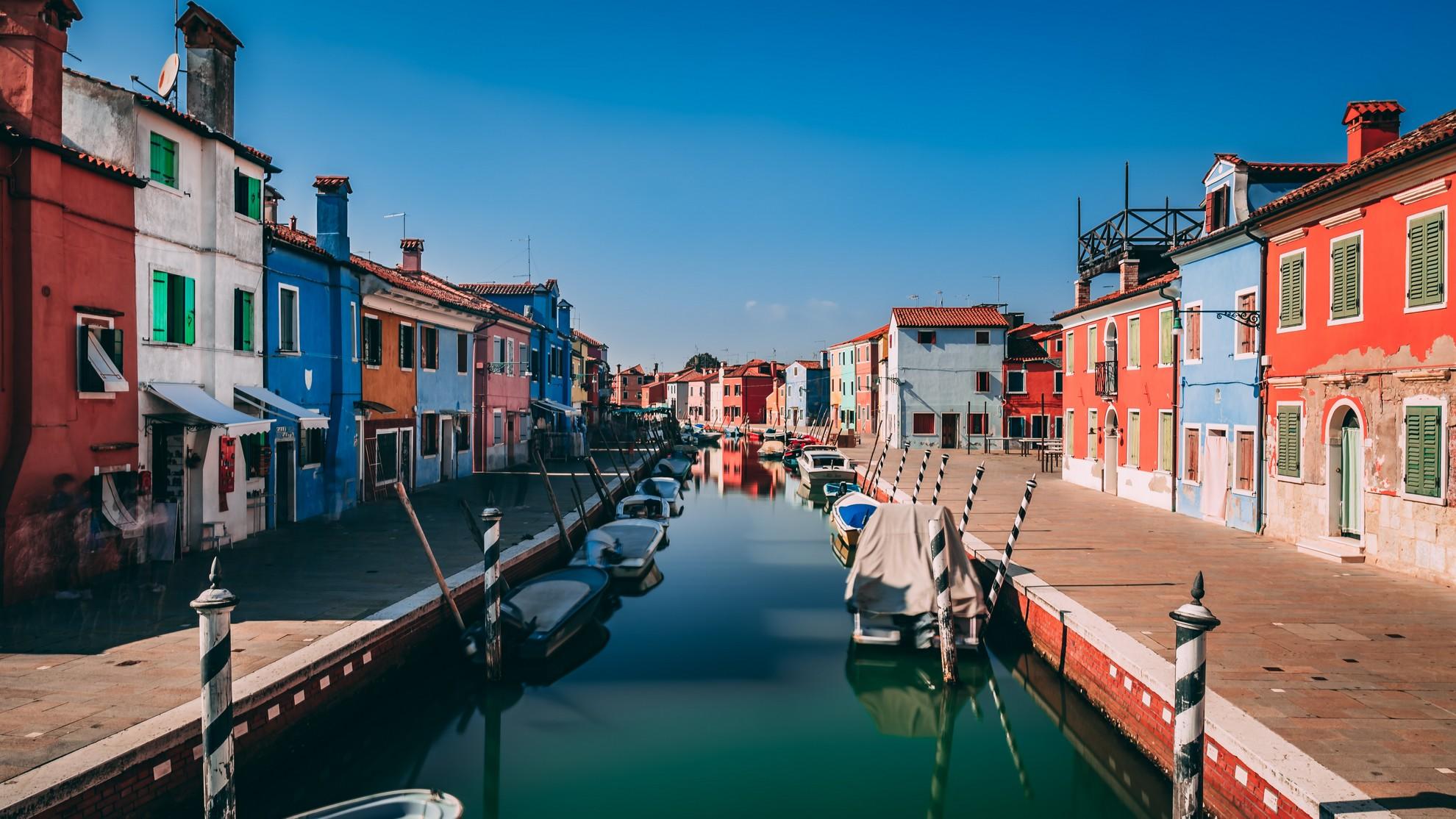 Une vue sur les maisons colorées d'un village italien.