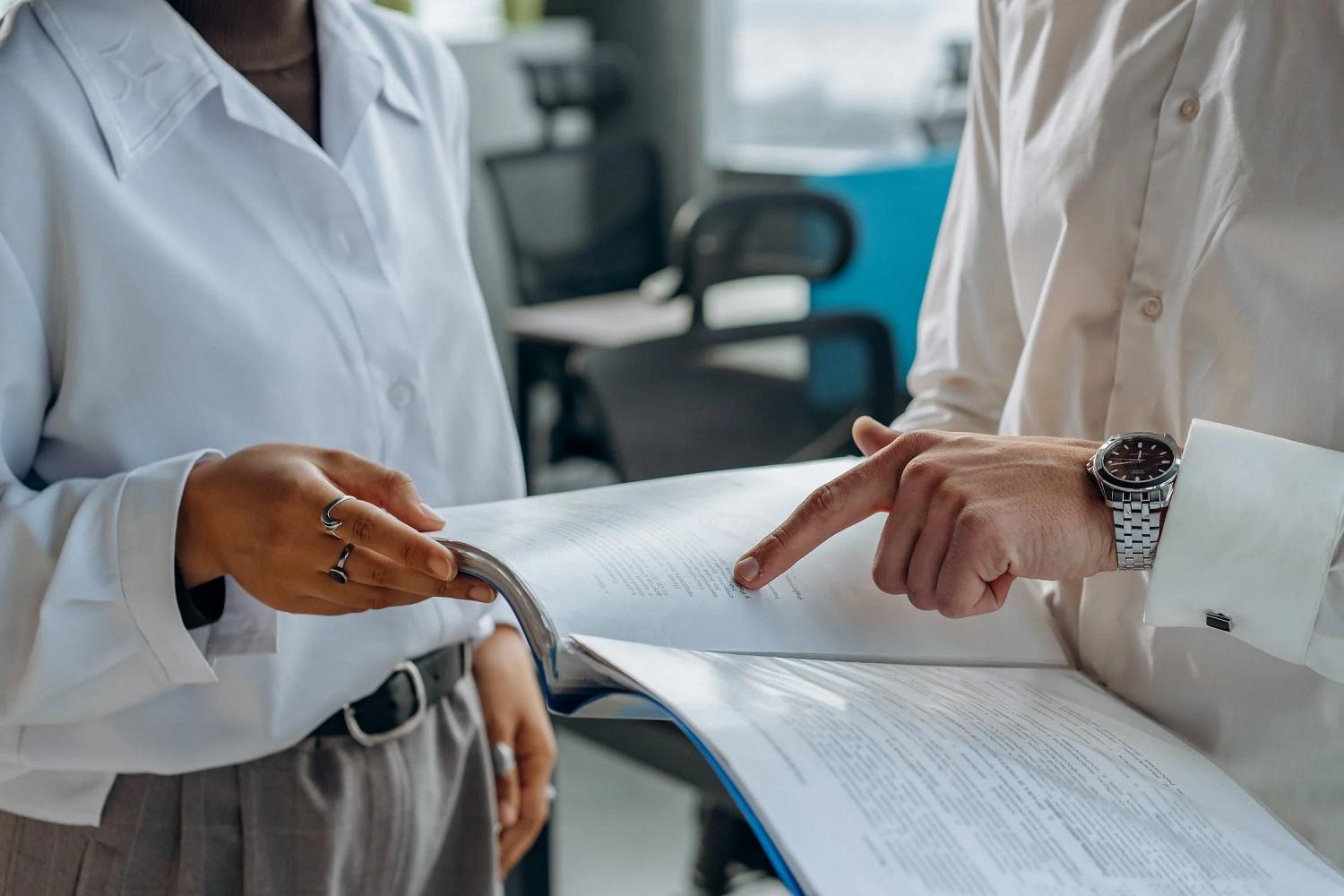 Deux employés travaillent sur les résultats d'entreprise. 