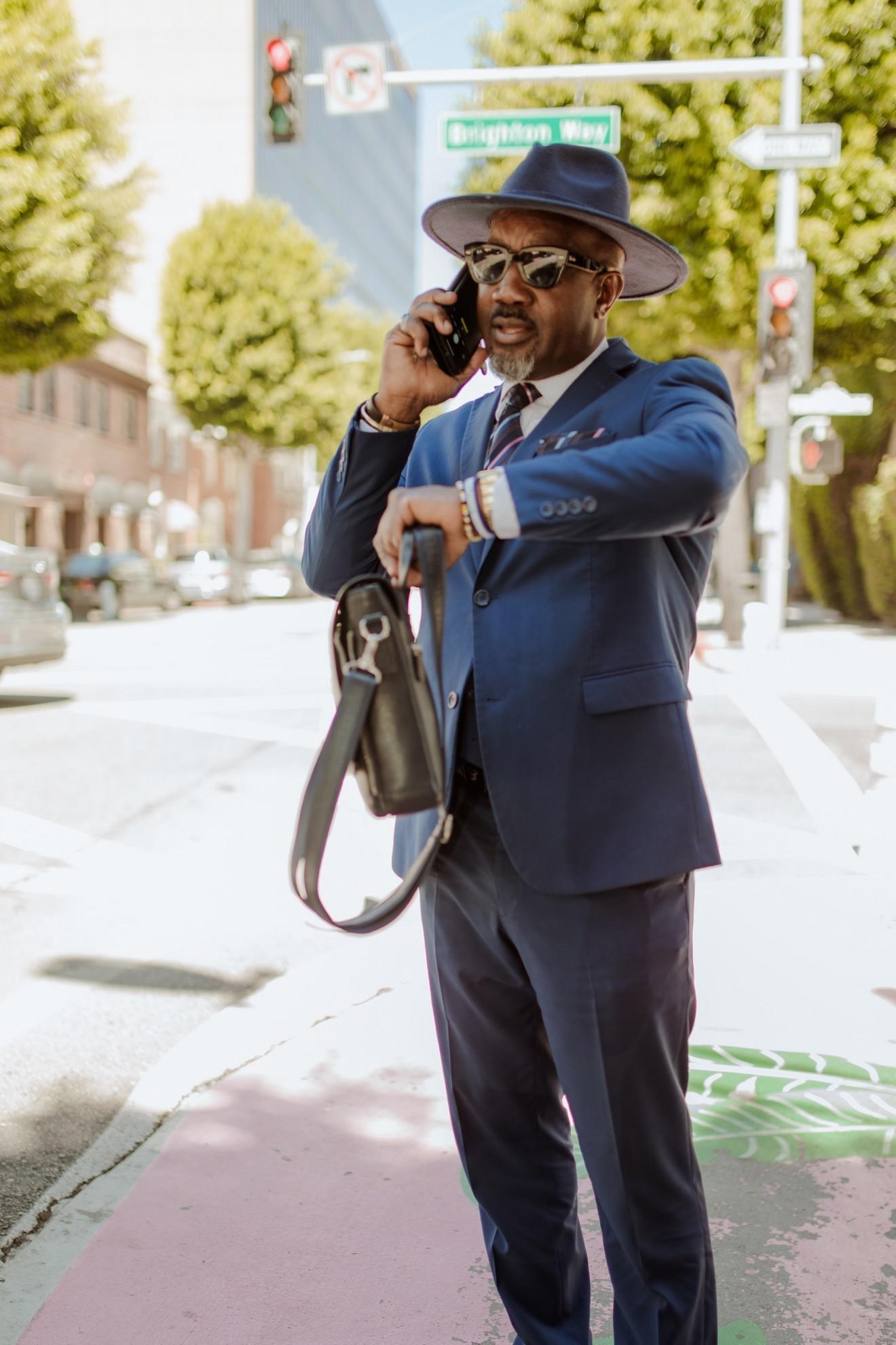Un homme qui parle au téléphone dans la rue.