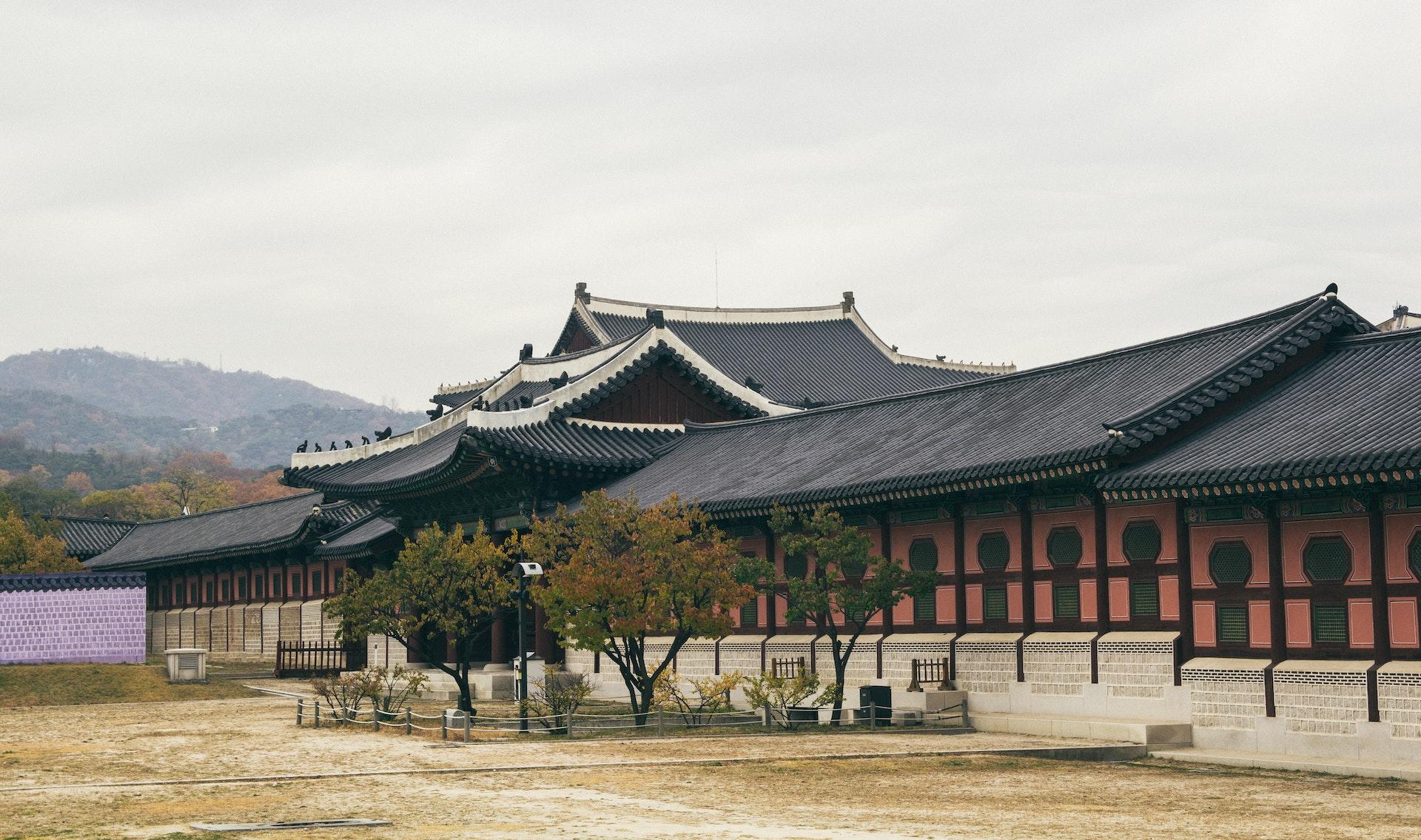 temple coréen traditionnel dans un espace extérieur