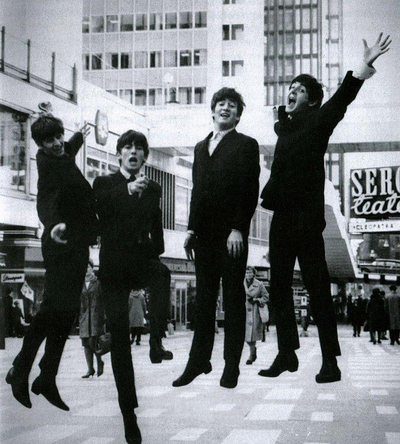 Le groupe Les Beatles dans une rue de Stockholm.