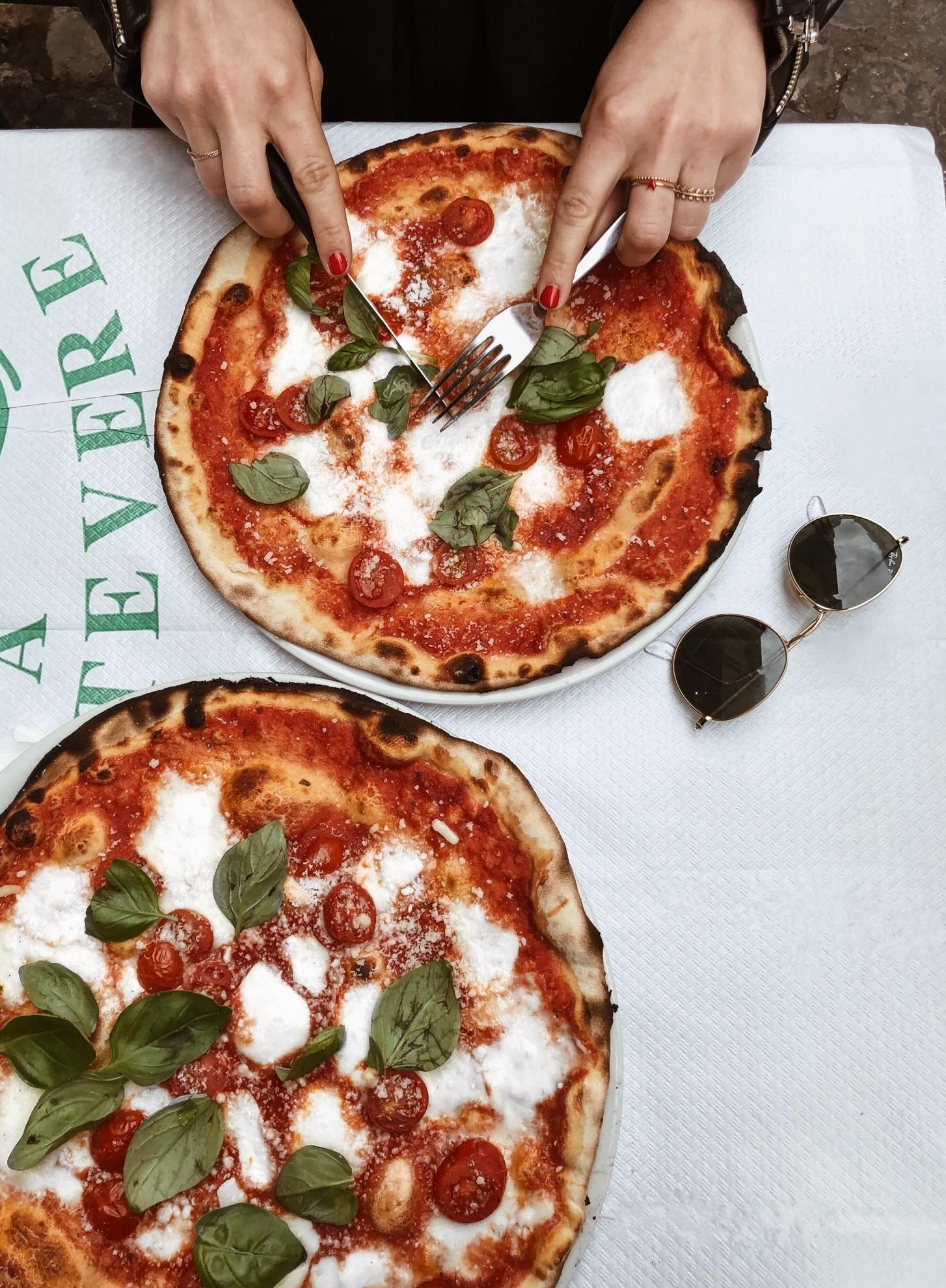 Deux pizzas en train d'être dégustées au restaurant.