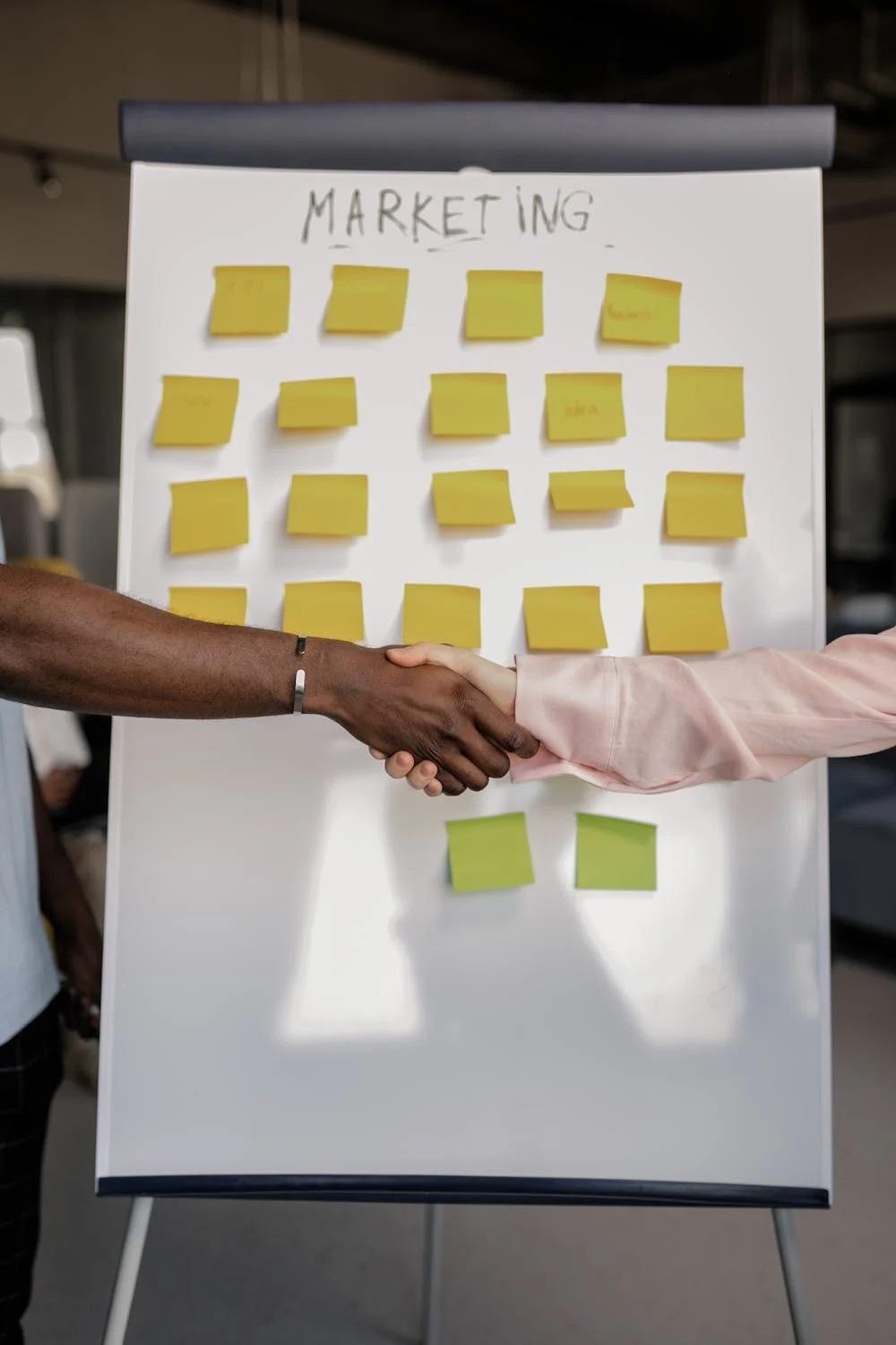 Deux personnes se mettent d'accord sur le plan de marketing. 