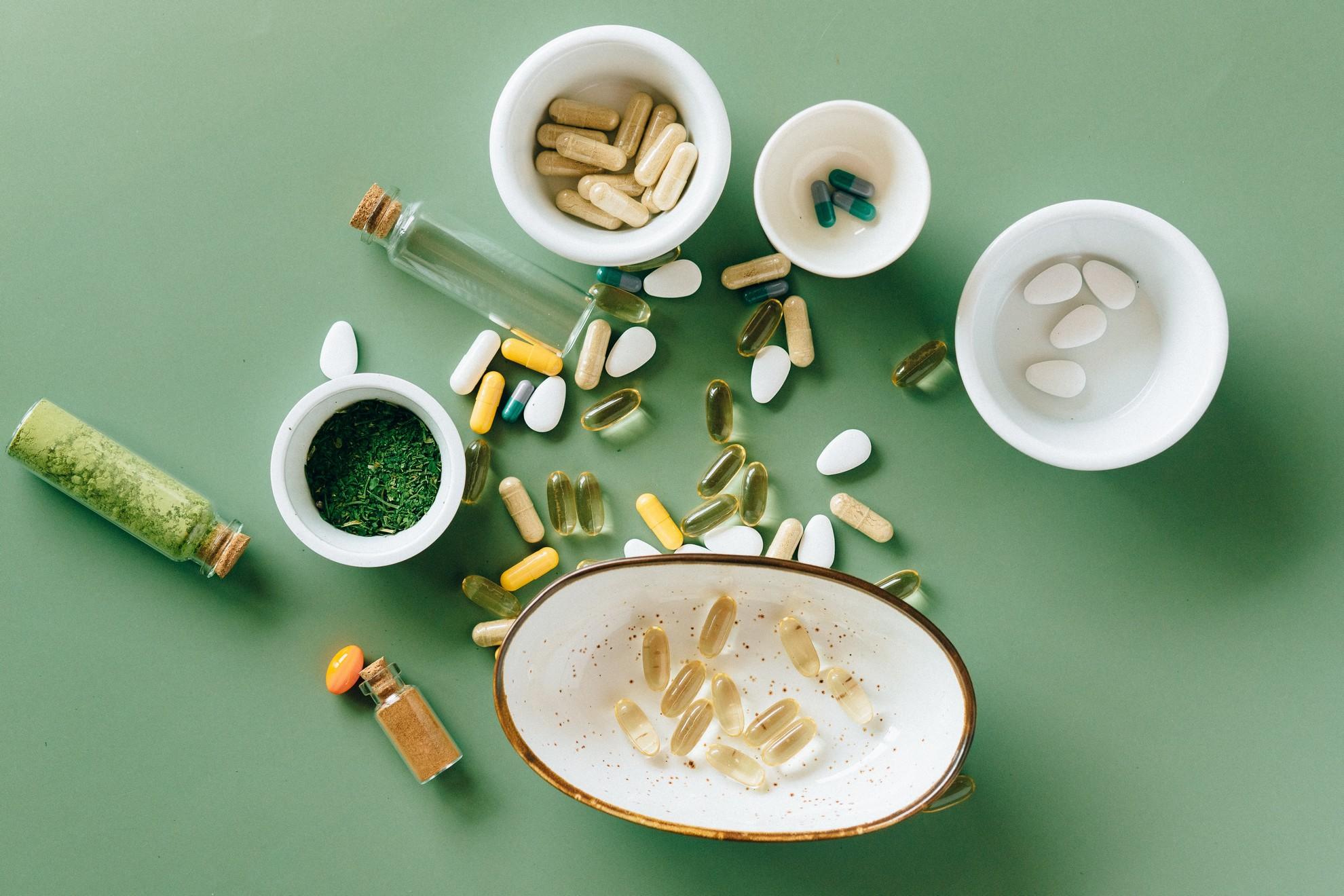 Des pilules et les plantes qui entrent dans leur composition naturelle.