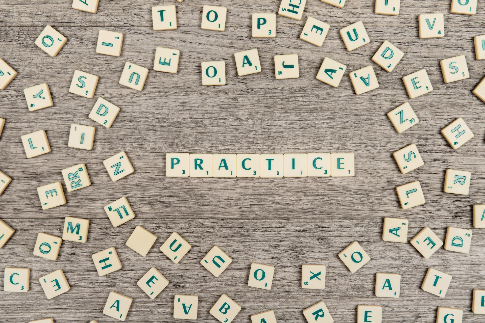 Practice écrit avec les lettres du Scrabble.