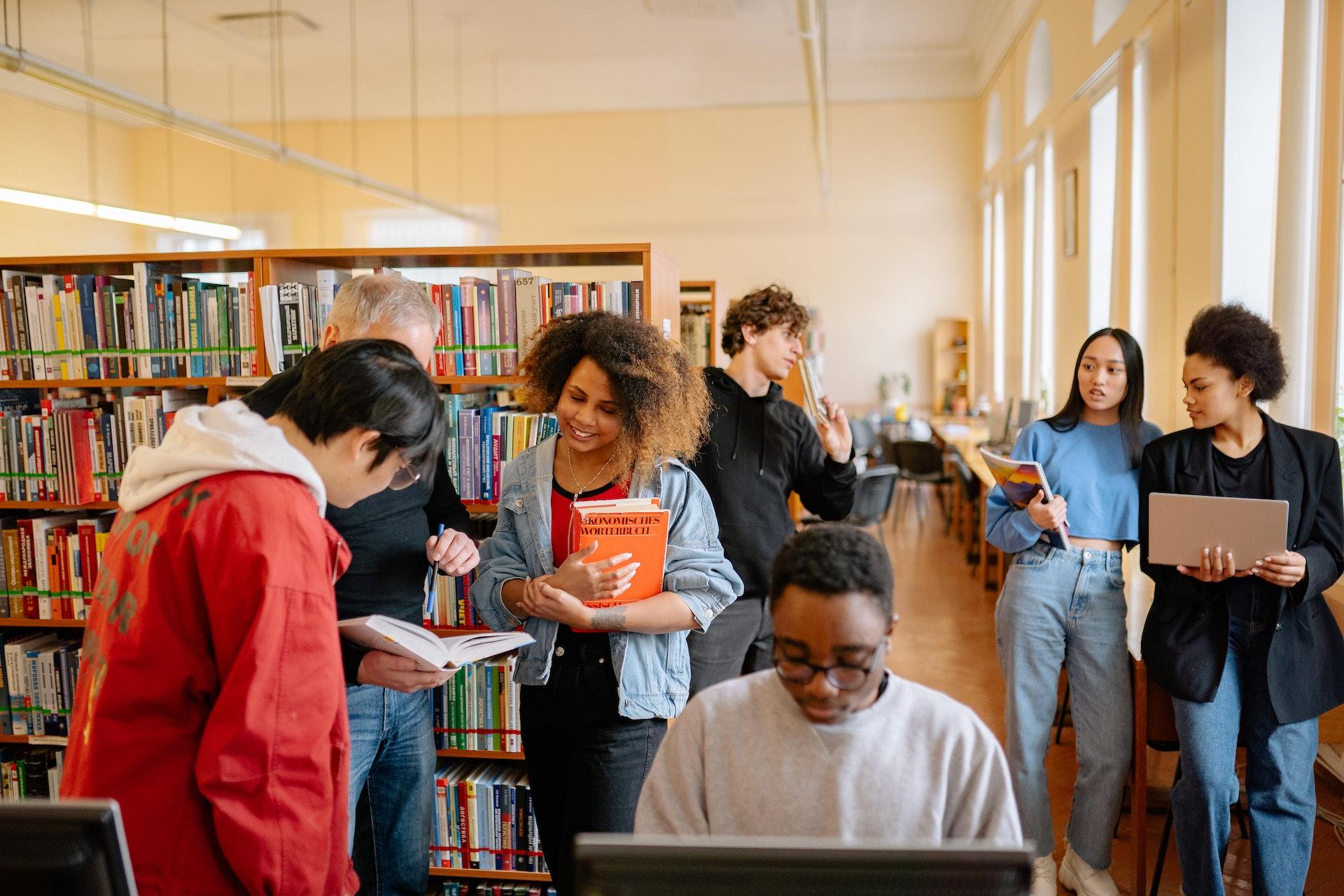 groupe d'étudiants à la bibliothèque