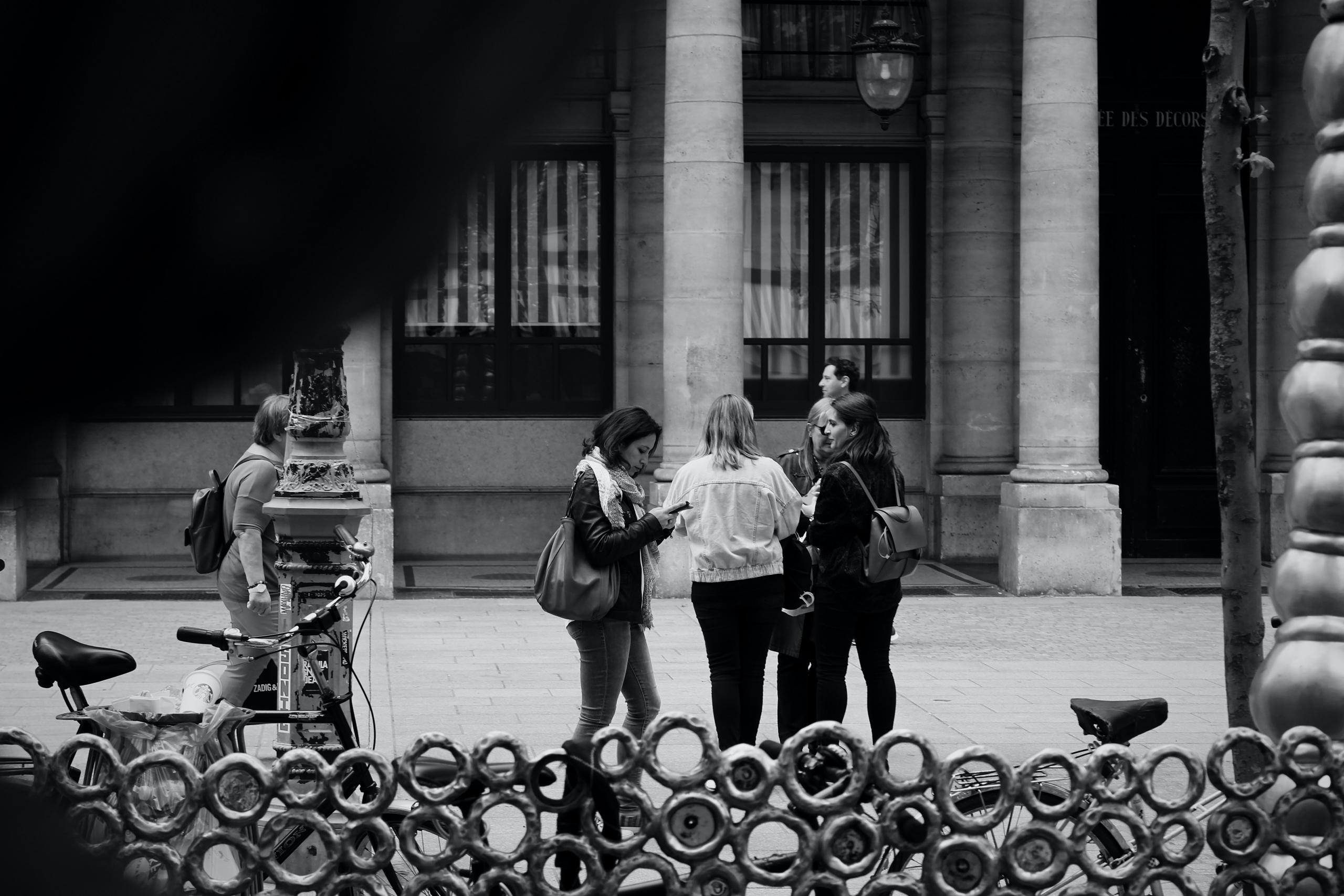 Un groupe sort d'un cours de coréen à Paris