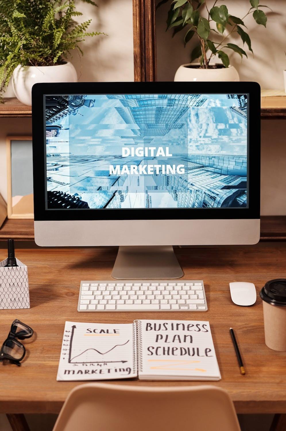 Ecran d'ordinateur sur lequel est inscrit "digital marketing".