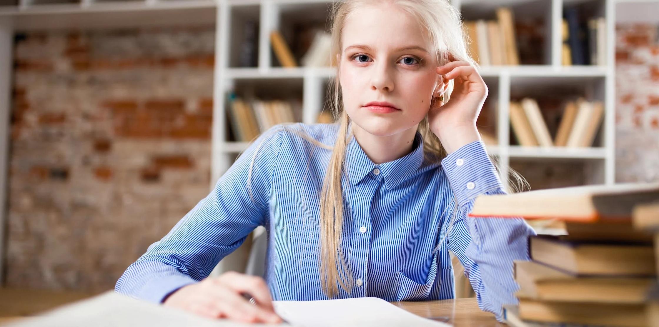 Une lycéenne travaille son Grand Oral.