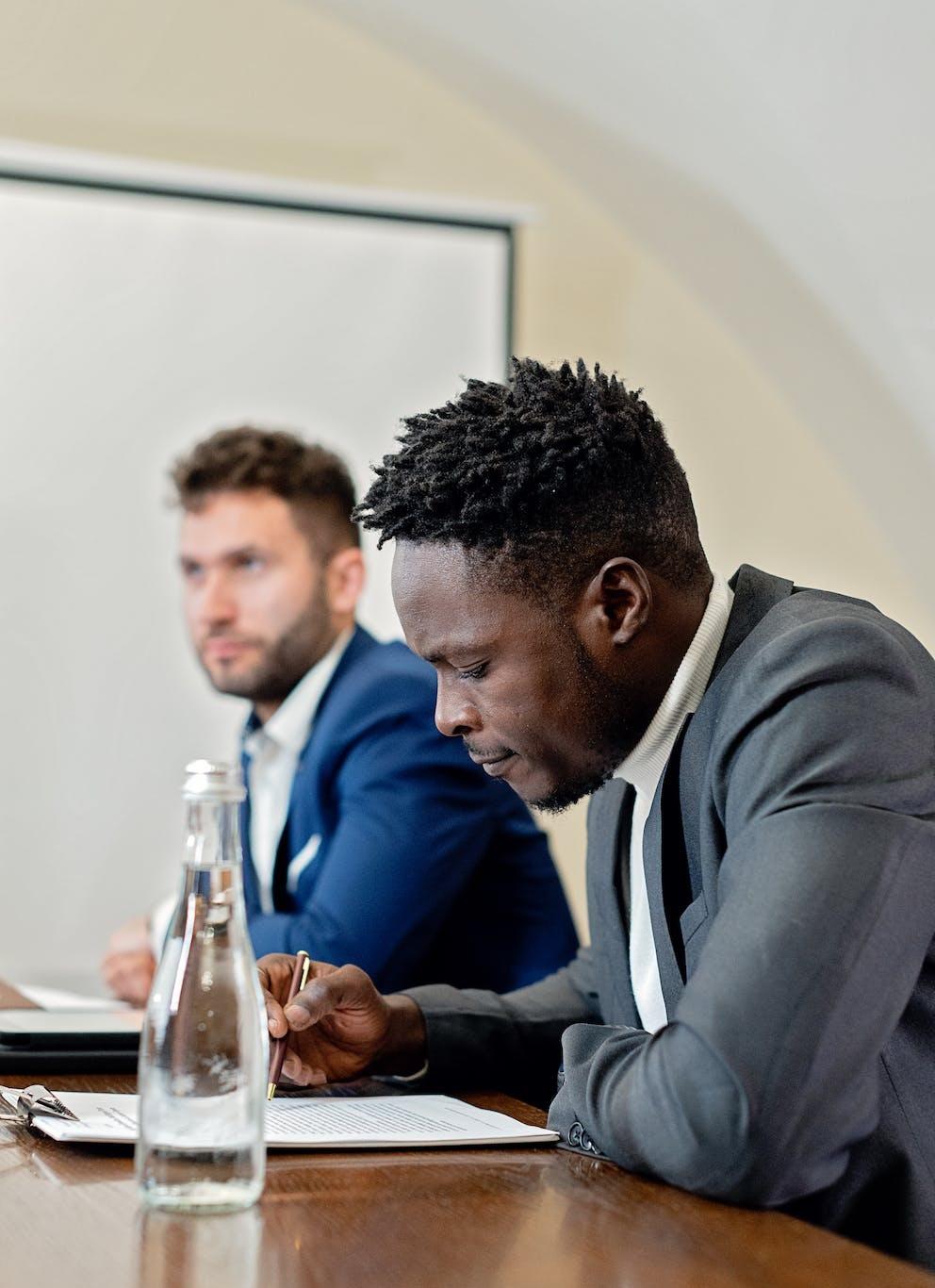 Deux personnes signent un contrat.