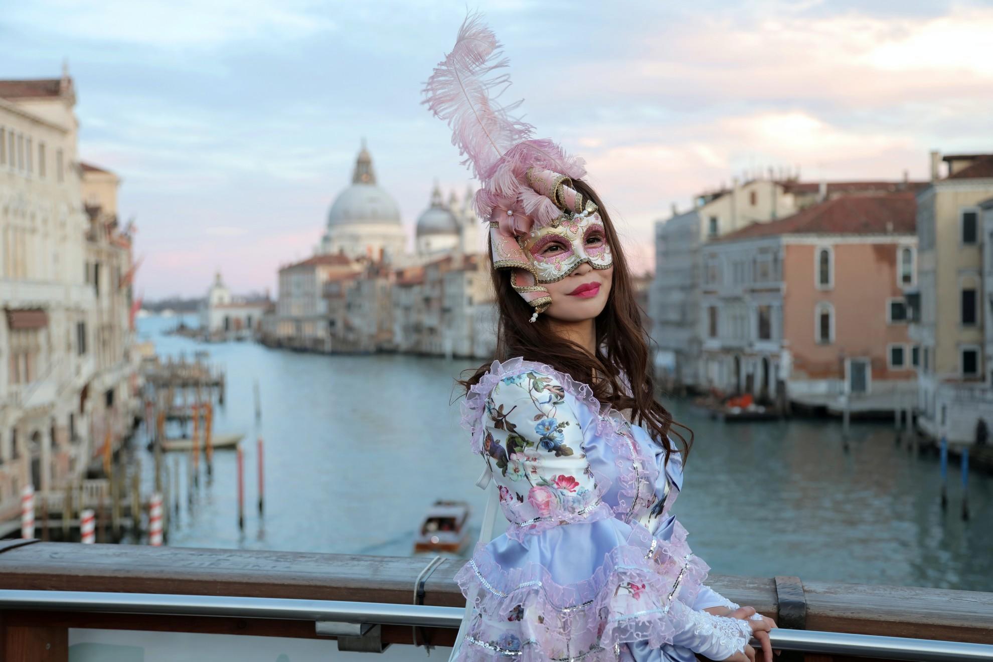 Une femme masquée et déguisée à l'occasion du carnaval de Venise.