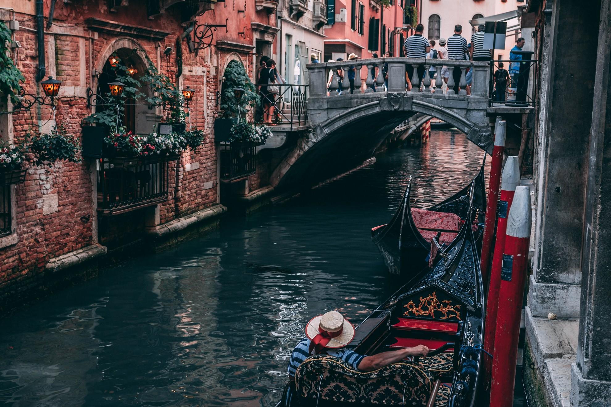 Un gondolier qui passe sous le pont des Soupirs à Venise.