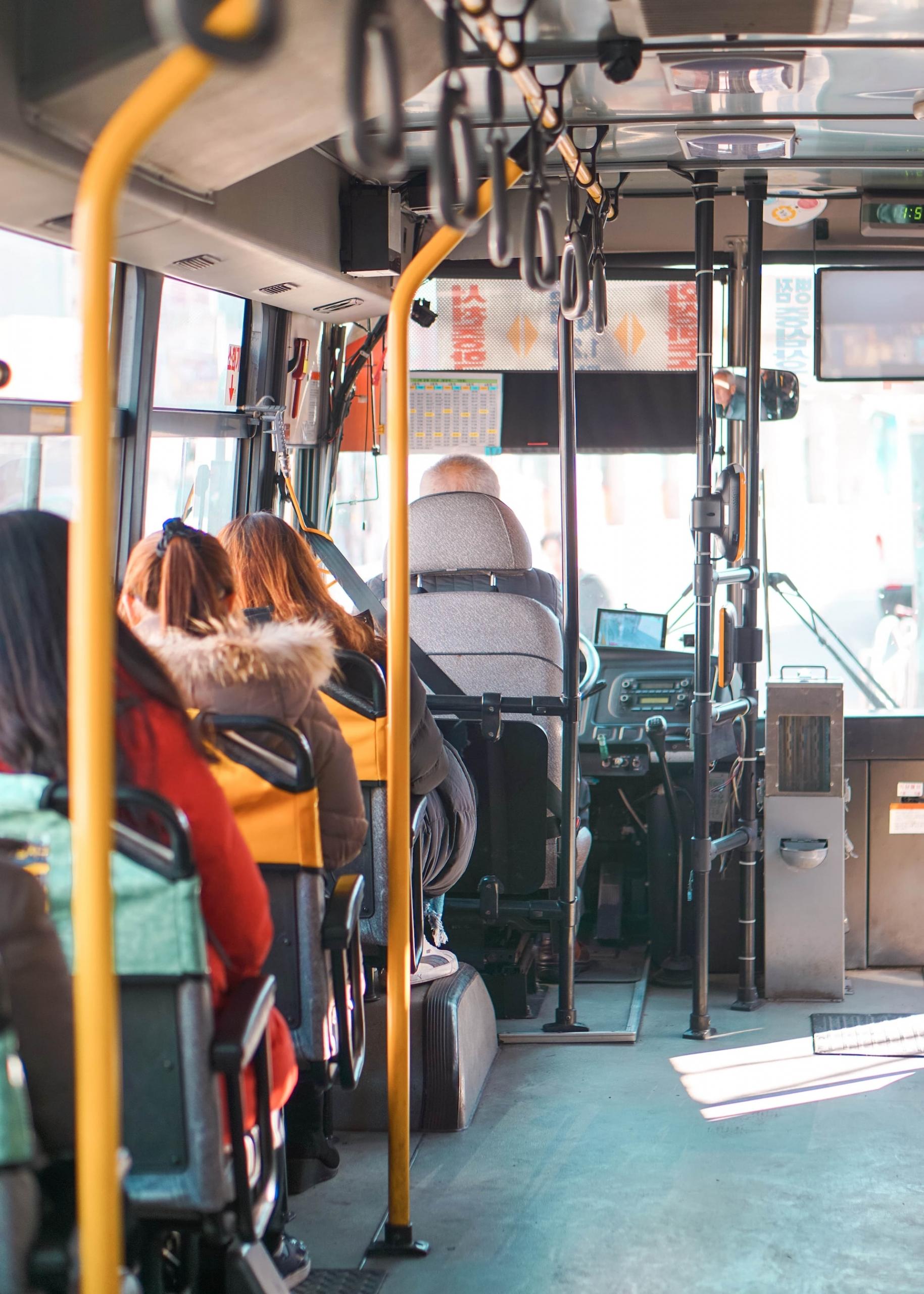 personnes assisses dans les transports en commun en Corée 