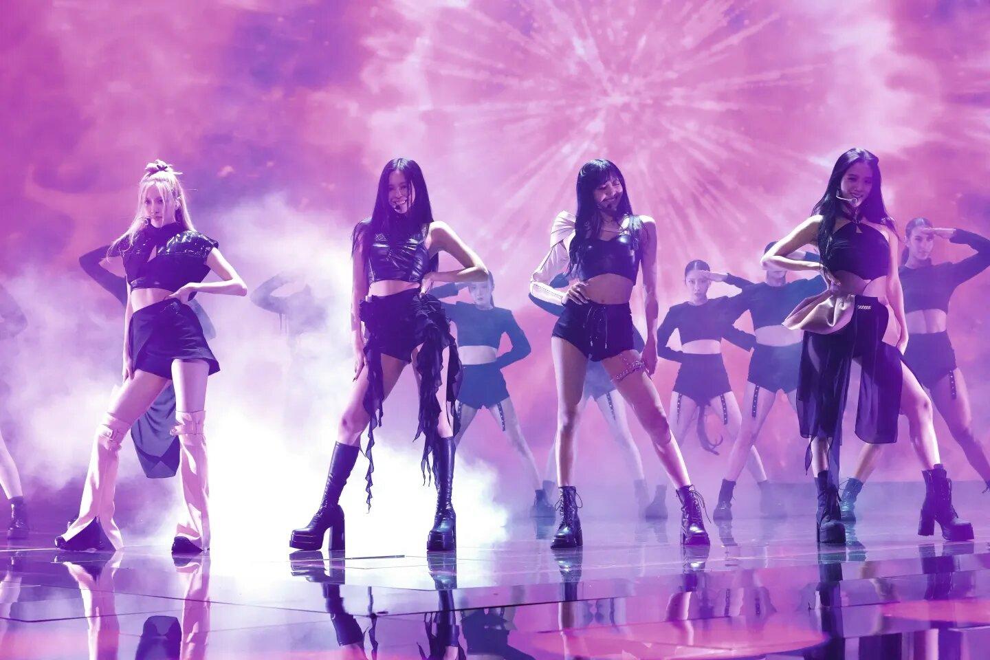 Le groupe Black Pink chante ses chansons face à son public