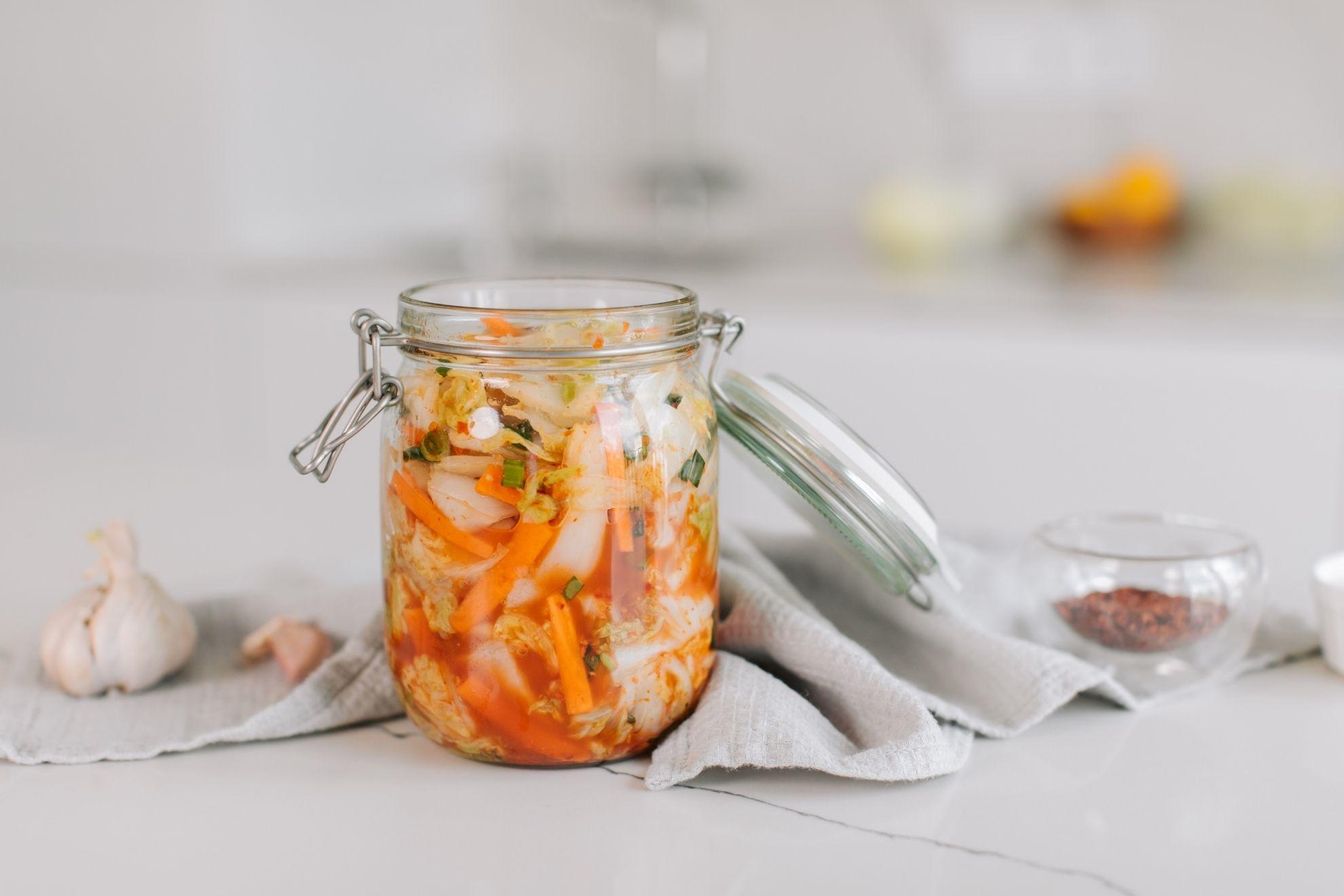 Un bocal de kimchi ouvert.