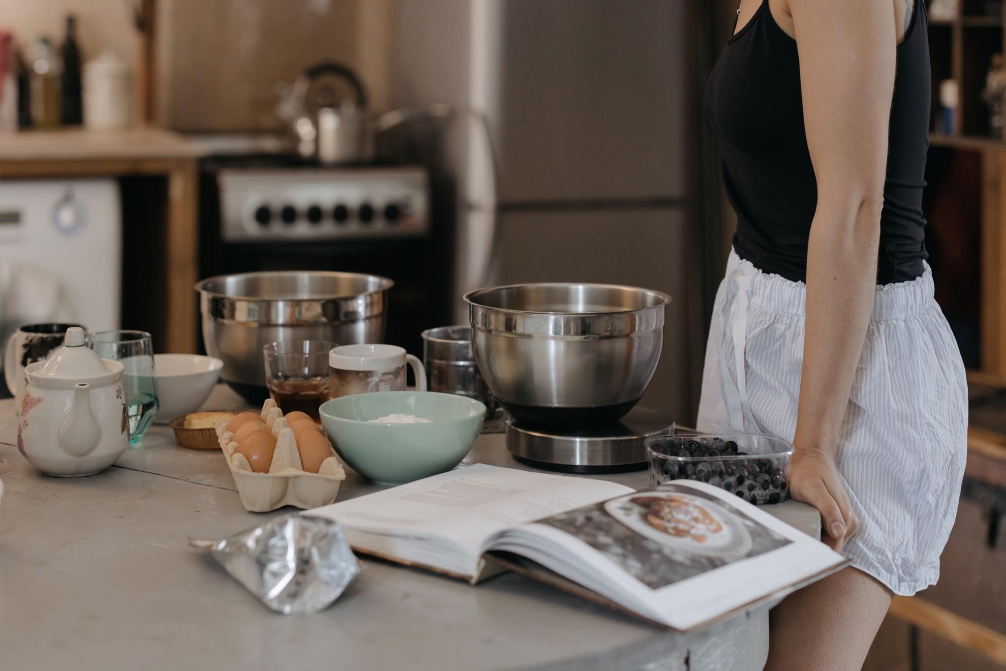 Une femme en train de cuisiner.