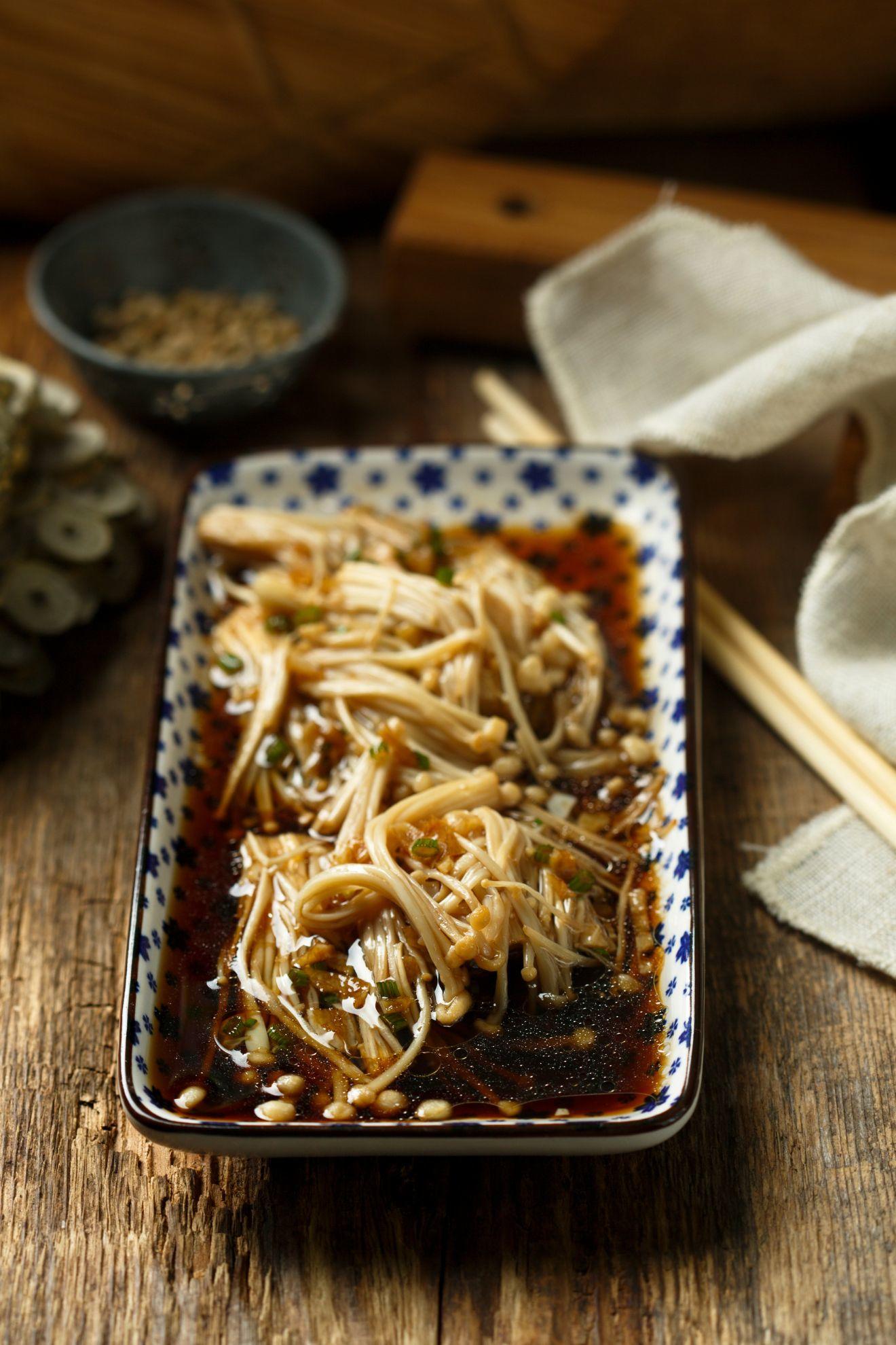 Un plat de enoki.