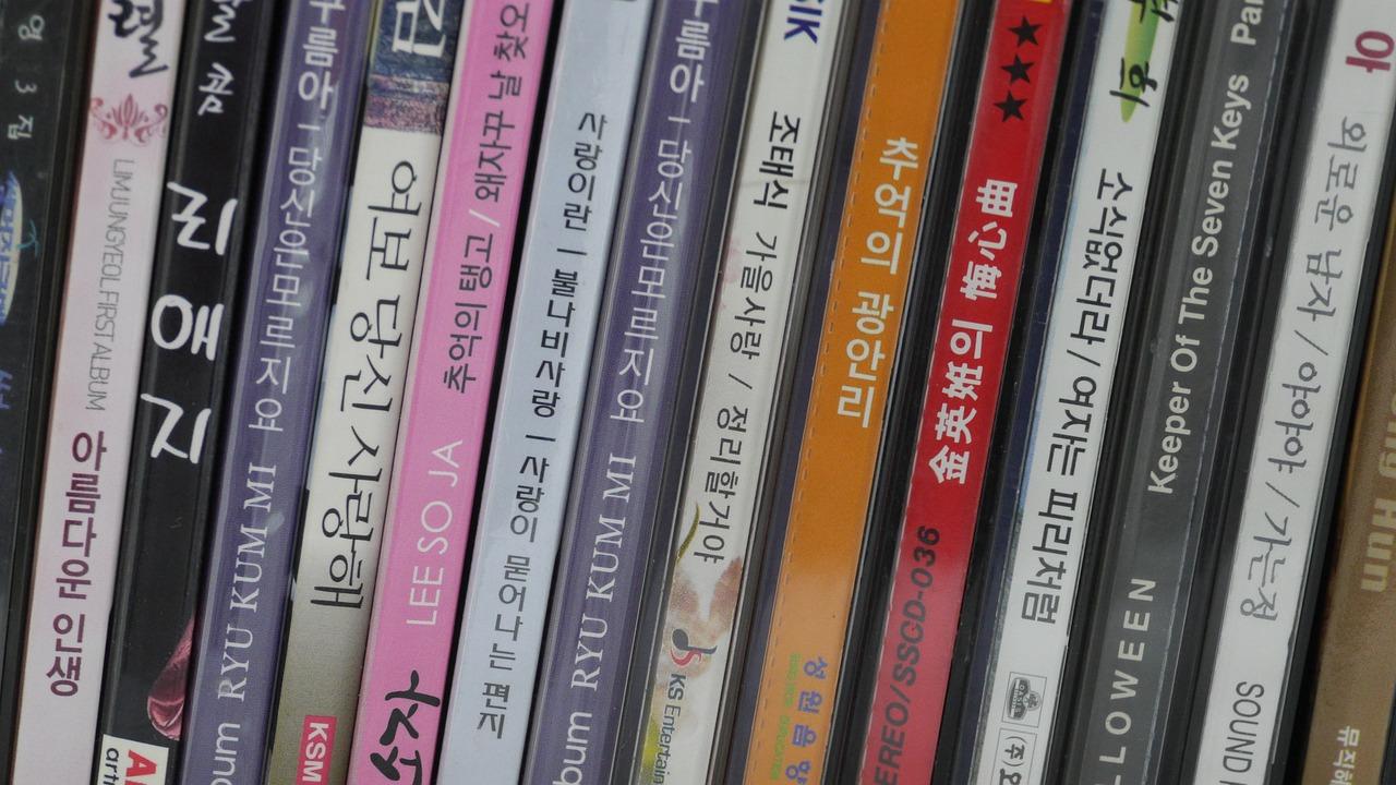Vue sur des CD de musique coréenne.