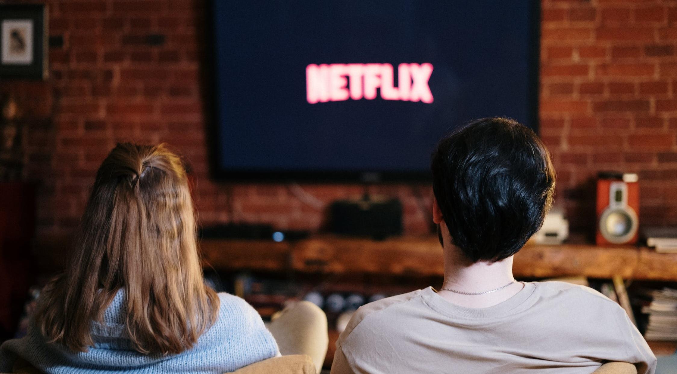 Deux personnes regardent un drama coréen sur Netflix.