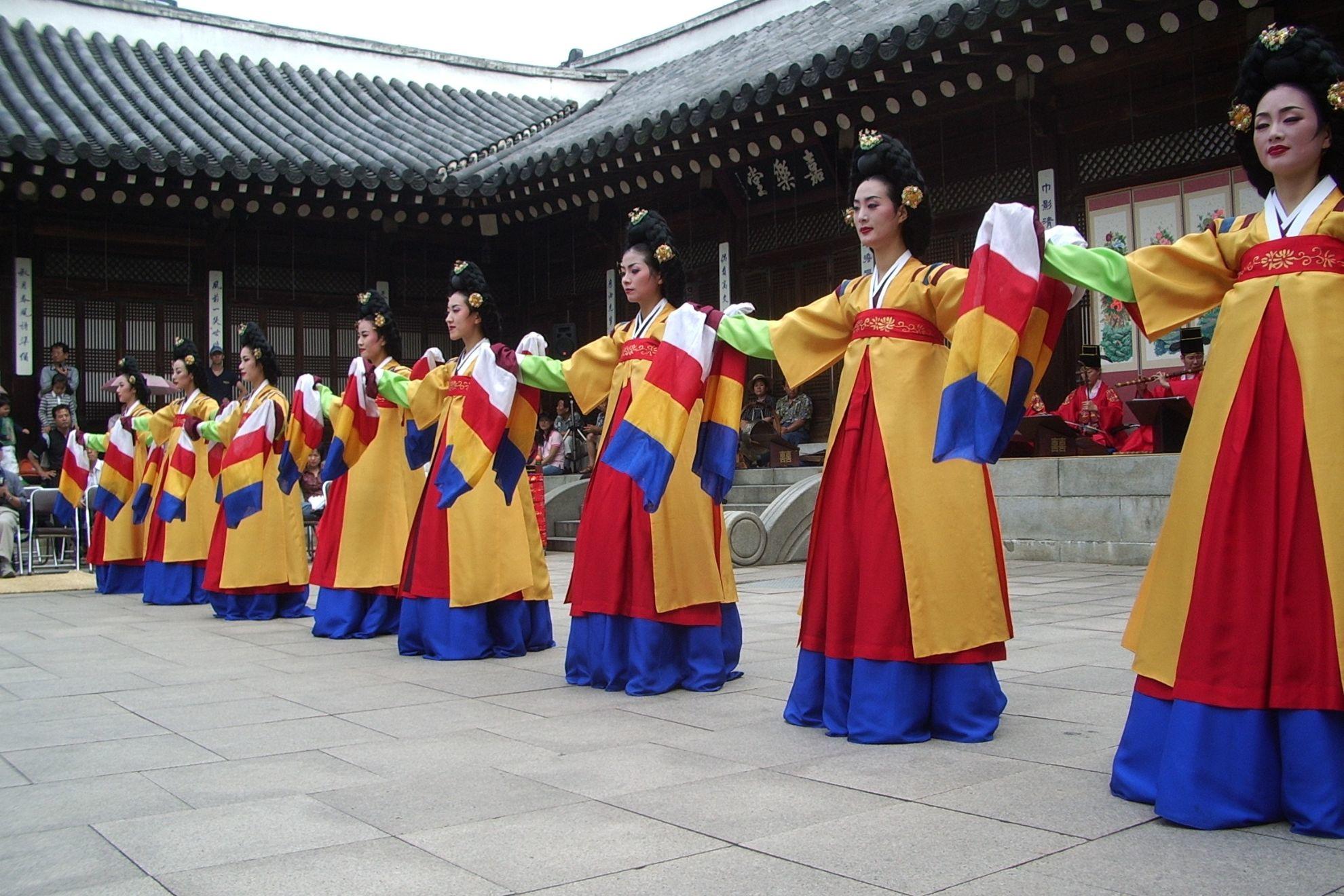 Des femmes en tenue traditionnelle dans un palais.