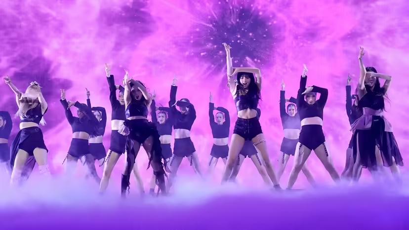 Blakc Pink, un groupe de K Pop très connu dans le monde, se produit sur scène.