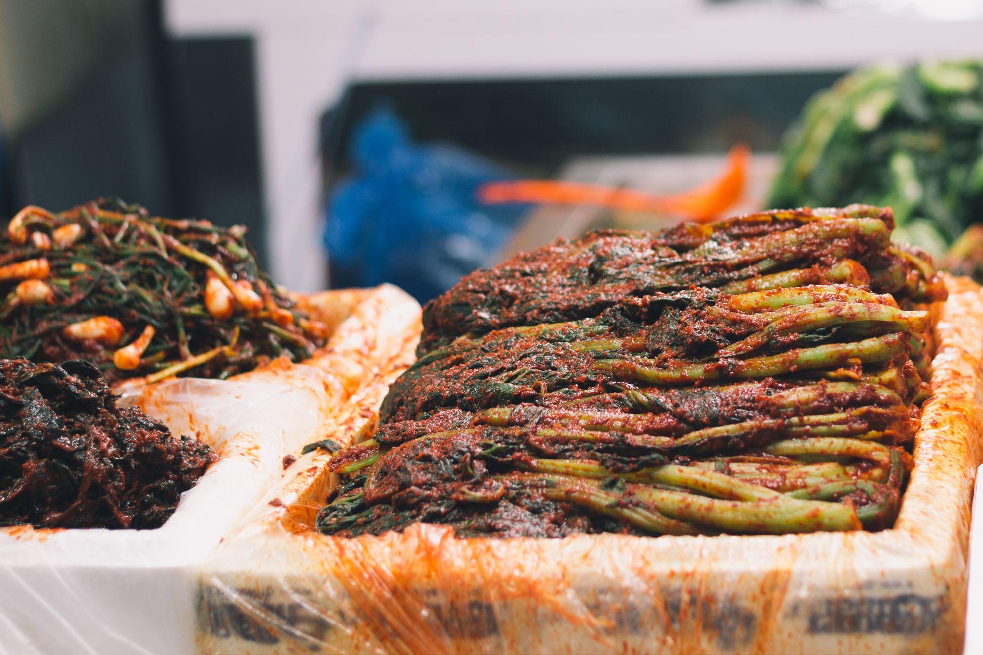 Un plateau de gat kimchi sur un marché coréen.