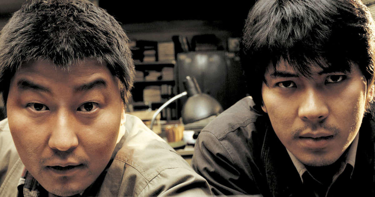 Deux hommes coréens côte à côté, face à la caméra.