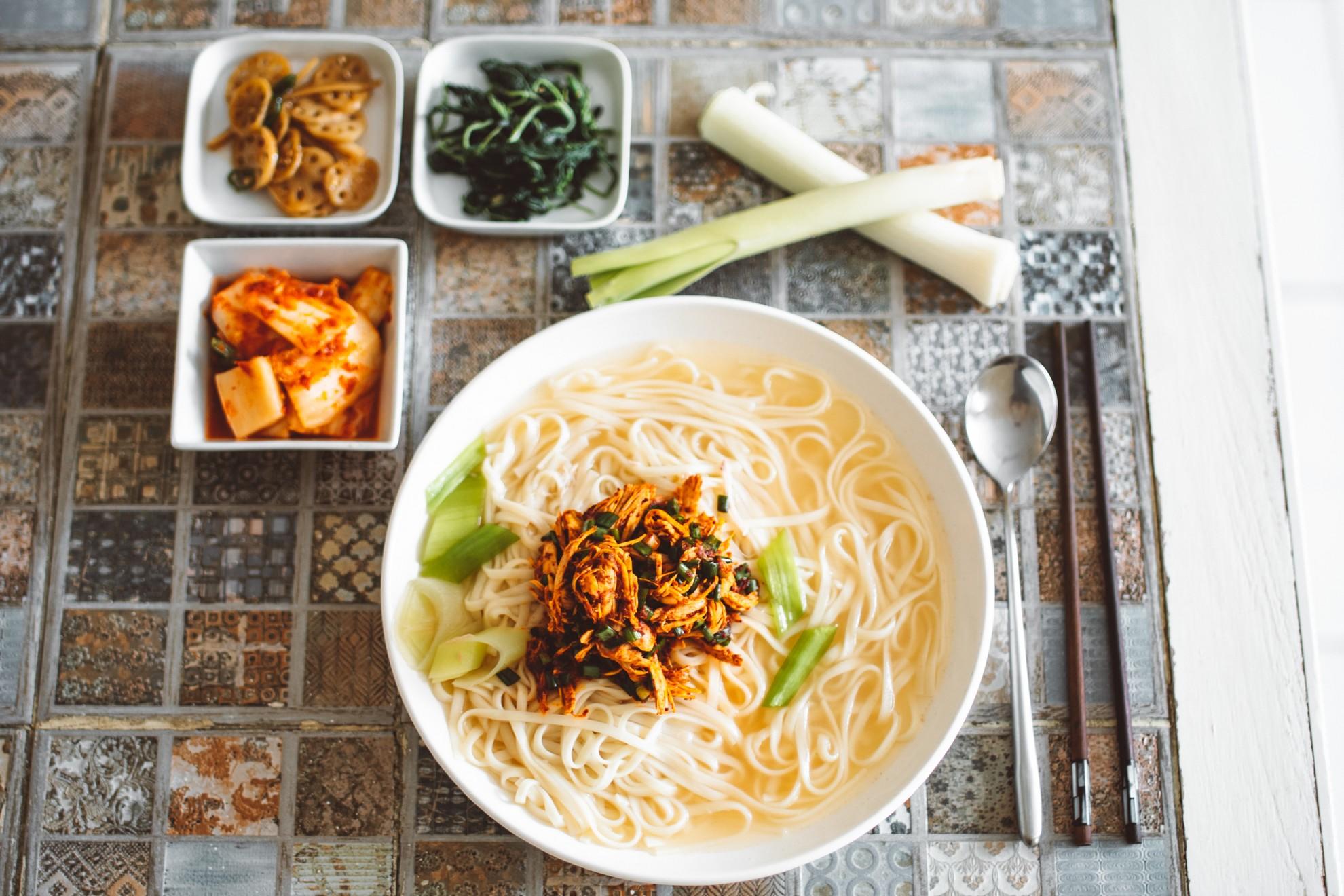 Des noodles et des petits accompagnements.
