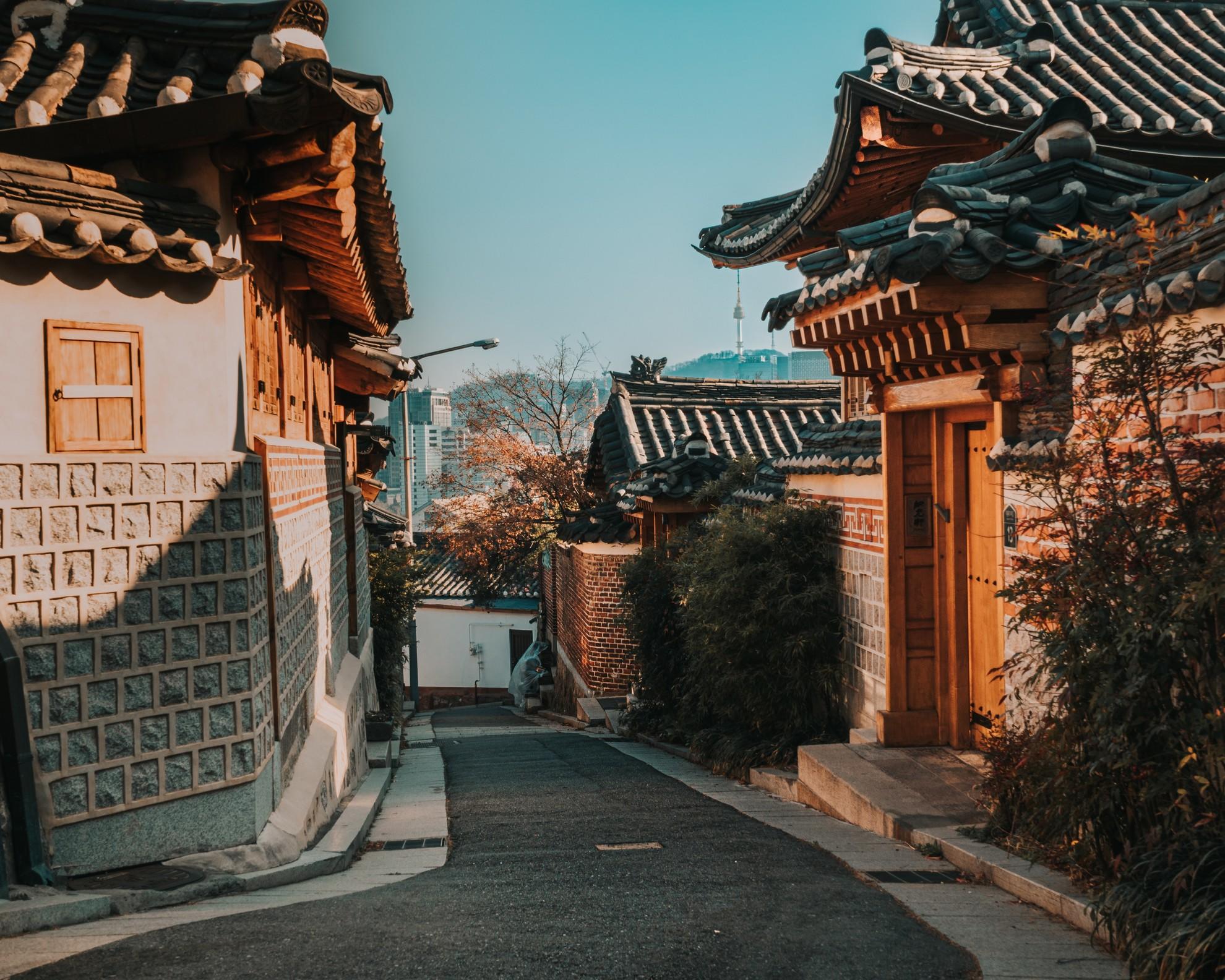 Une rue de Séoul avec des maisons typiques de Corée.