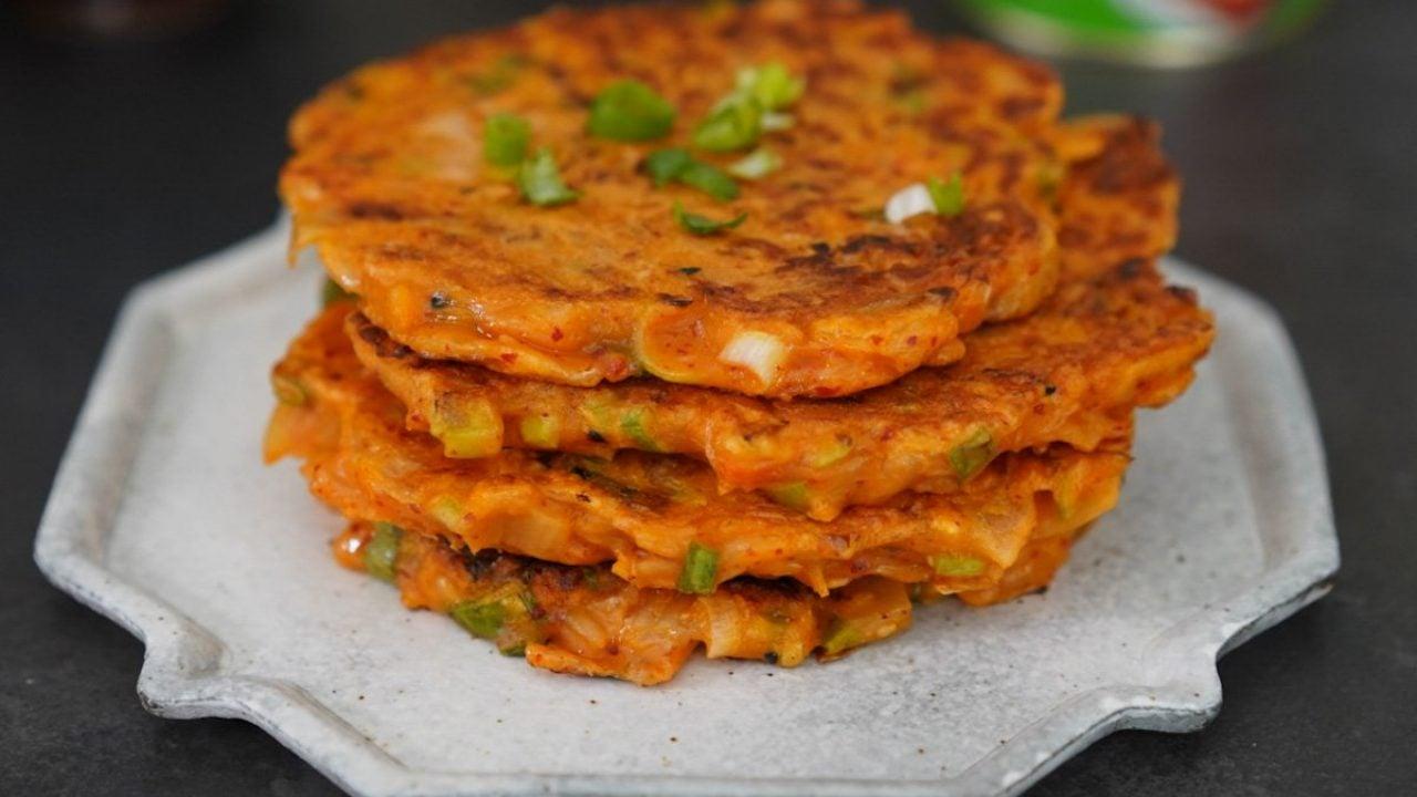 4 pancakes coréens empilés les uns sur les autres dans une assiette.