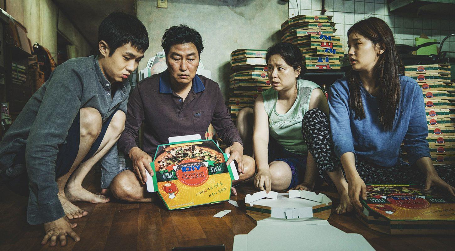 La famille de Ki-taek dans Parasite réunie autour de boîtes à pizzas.