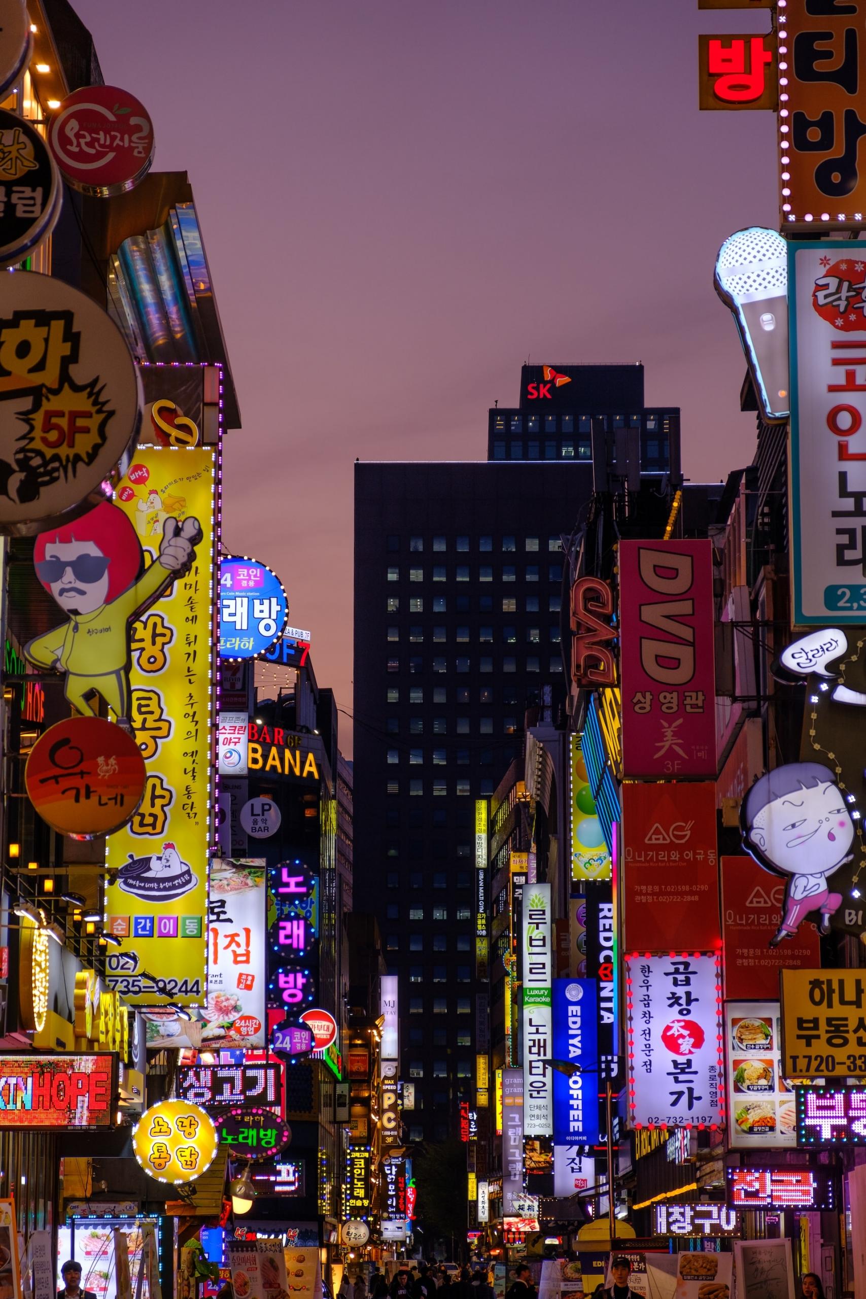 rues illuminées avec des panneaux publicitaires dans la rue à Séoul en Corée