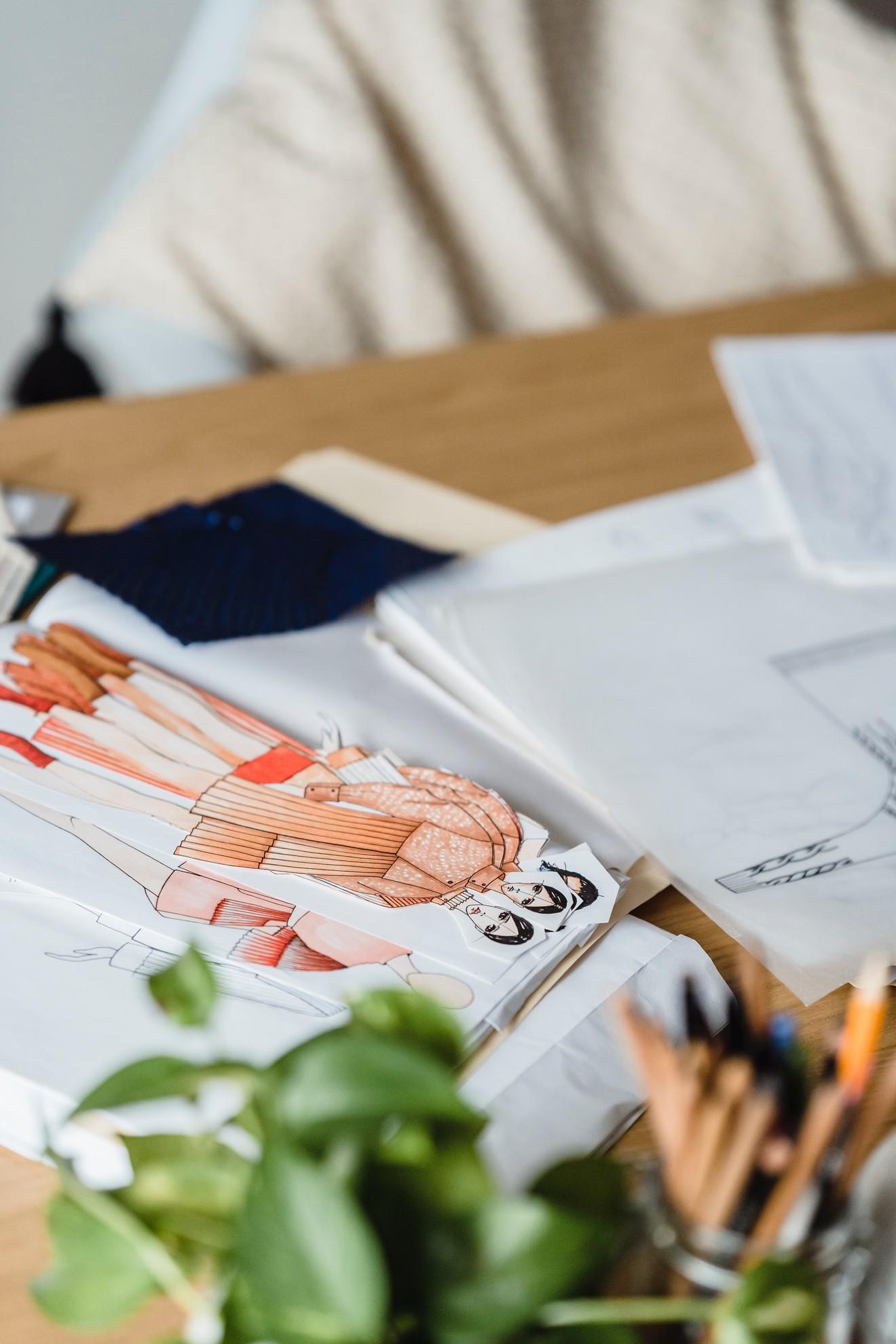 Une pile de dessins de modèle de couture.