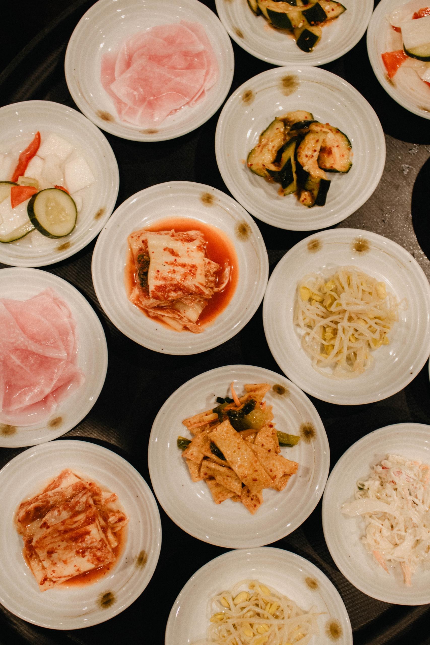 Un assortiment de plats coréens.