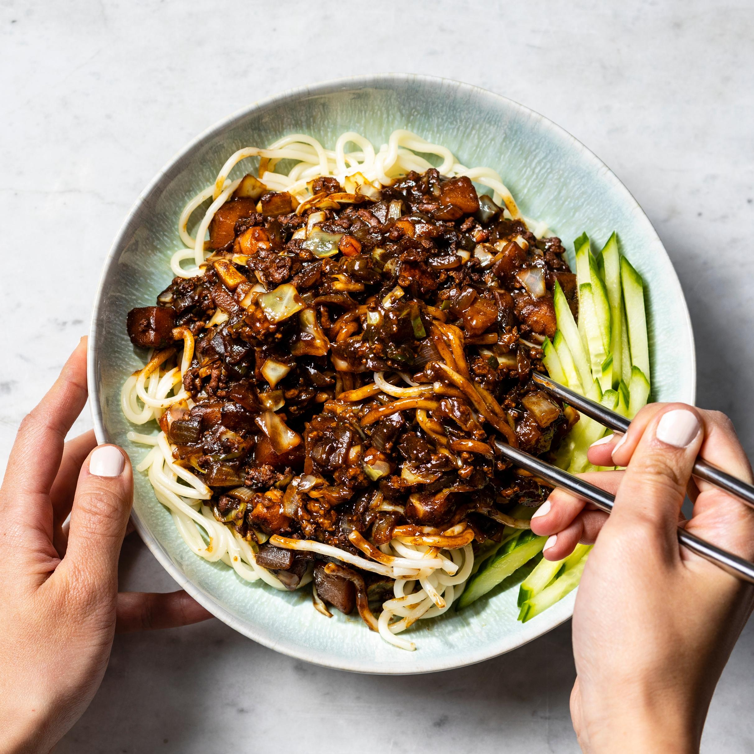 Une assiette de jajangmyeon. Crédit photo : Steve Klise