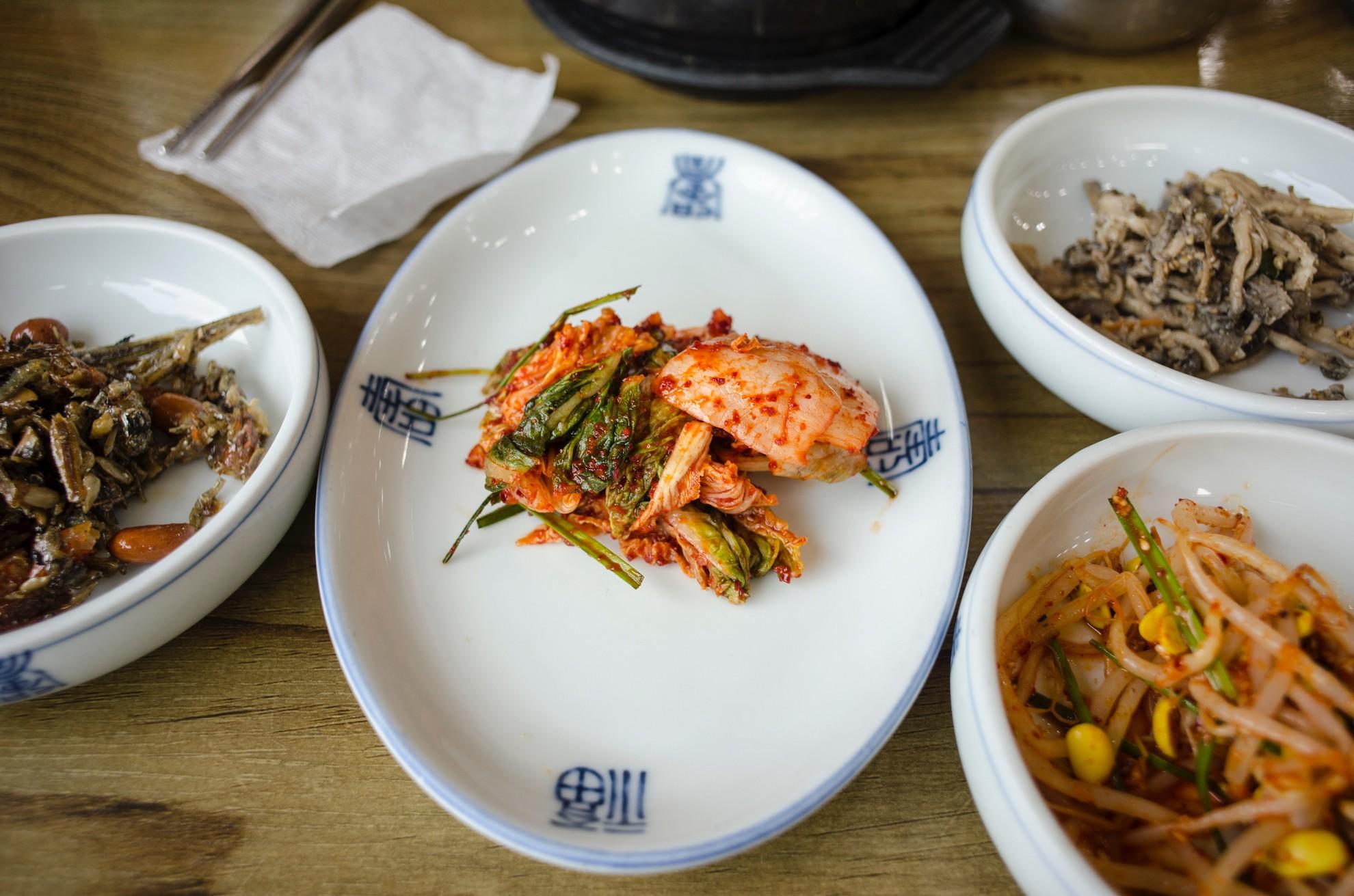 Des assiettes avec du kimchi et autres plats.