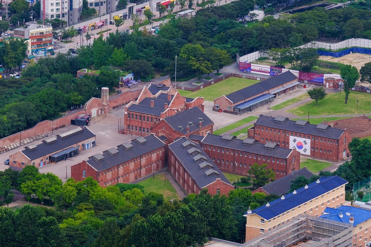 Photo du ciel de la prison Seodaemun à Séoul. 