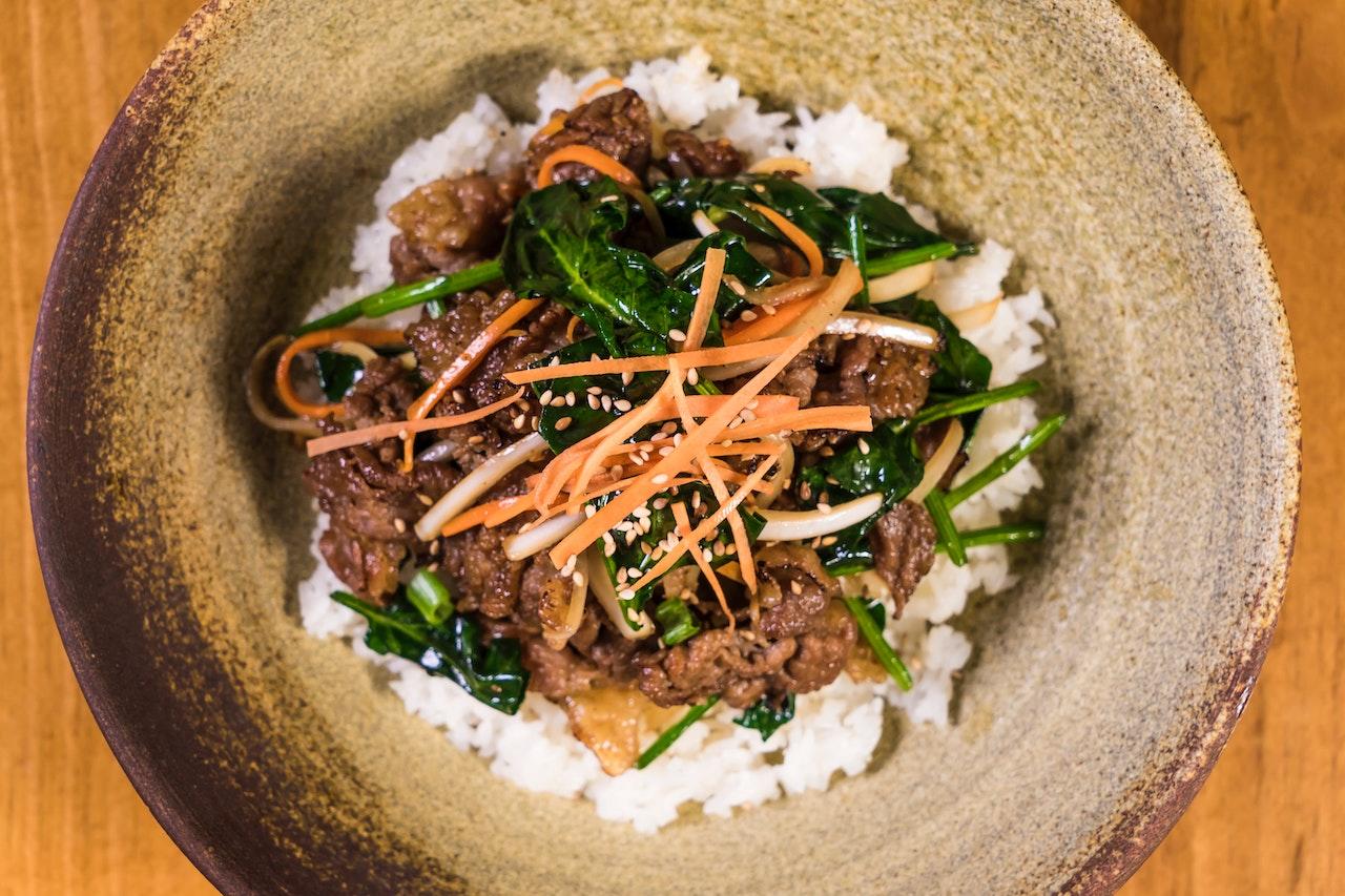 Photo du plat coréen bulgogi, riz, viande hachée et légumes.